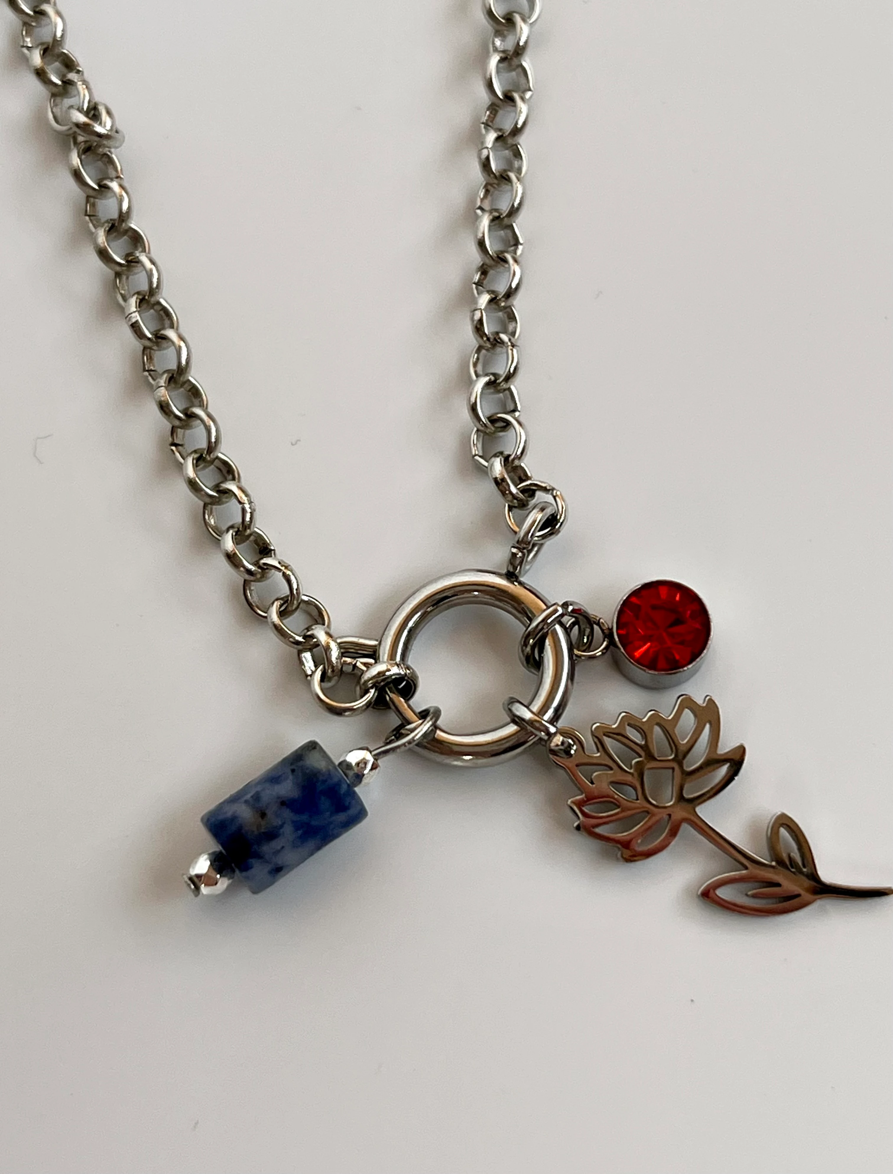 Charmlı Çelik Doç Kolye