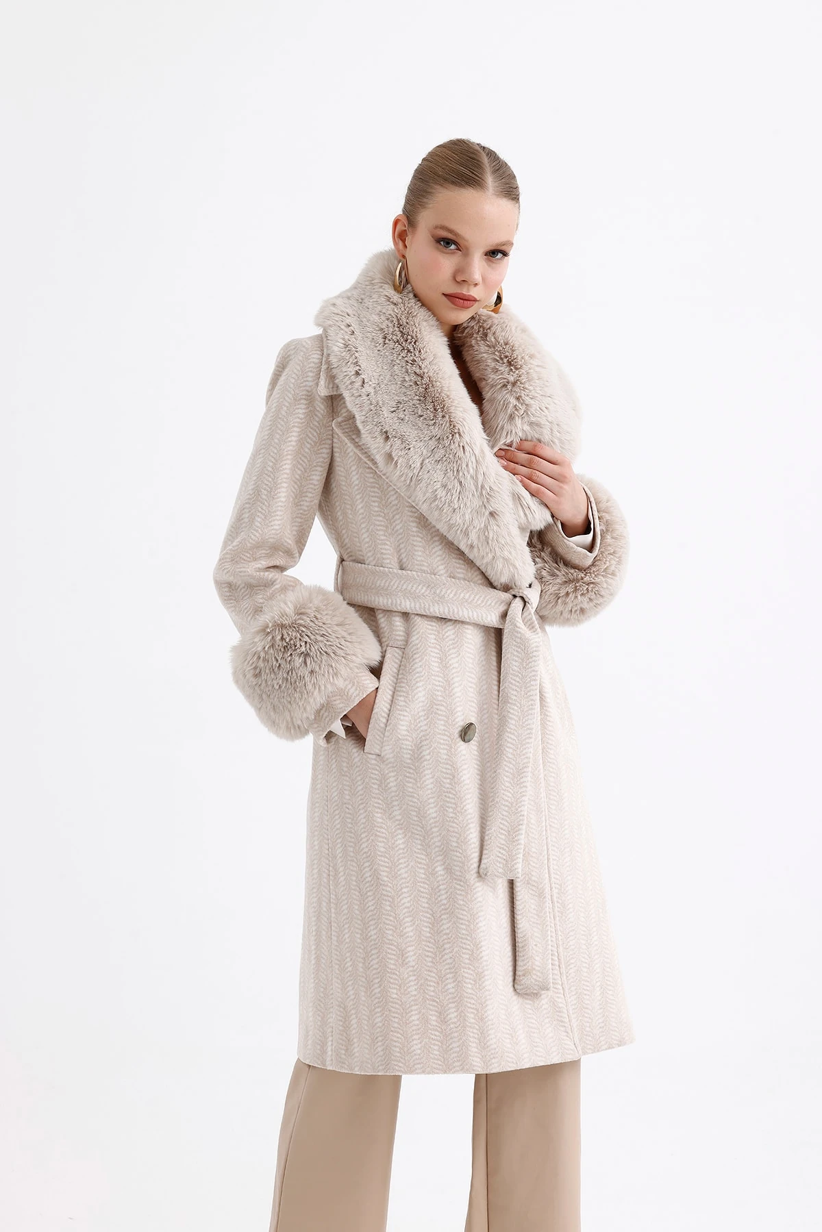 Peluş Detaylı Desenli Kaşmir Kaban