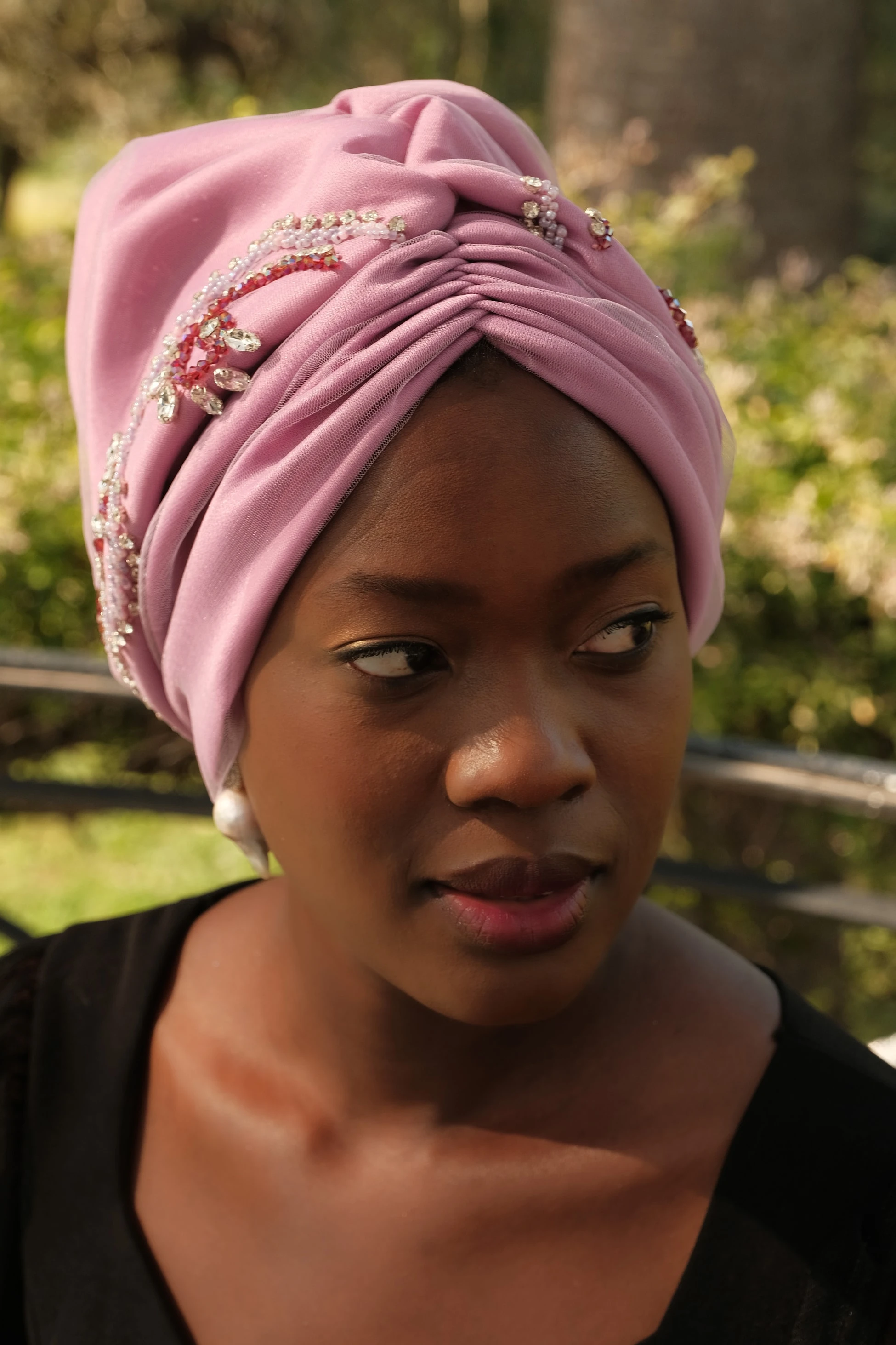 Mor Tüllü İşlemeli Dolgulu Bone