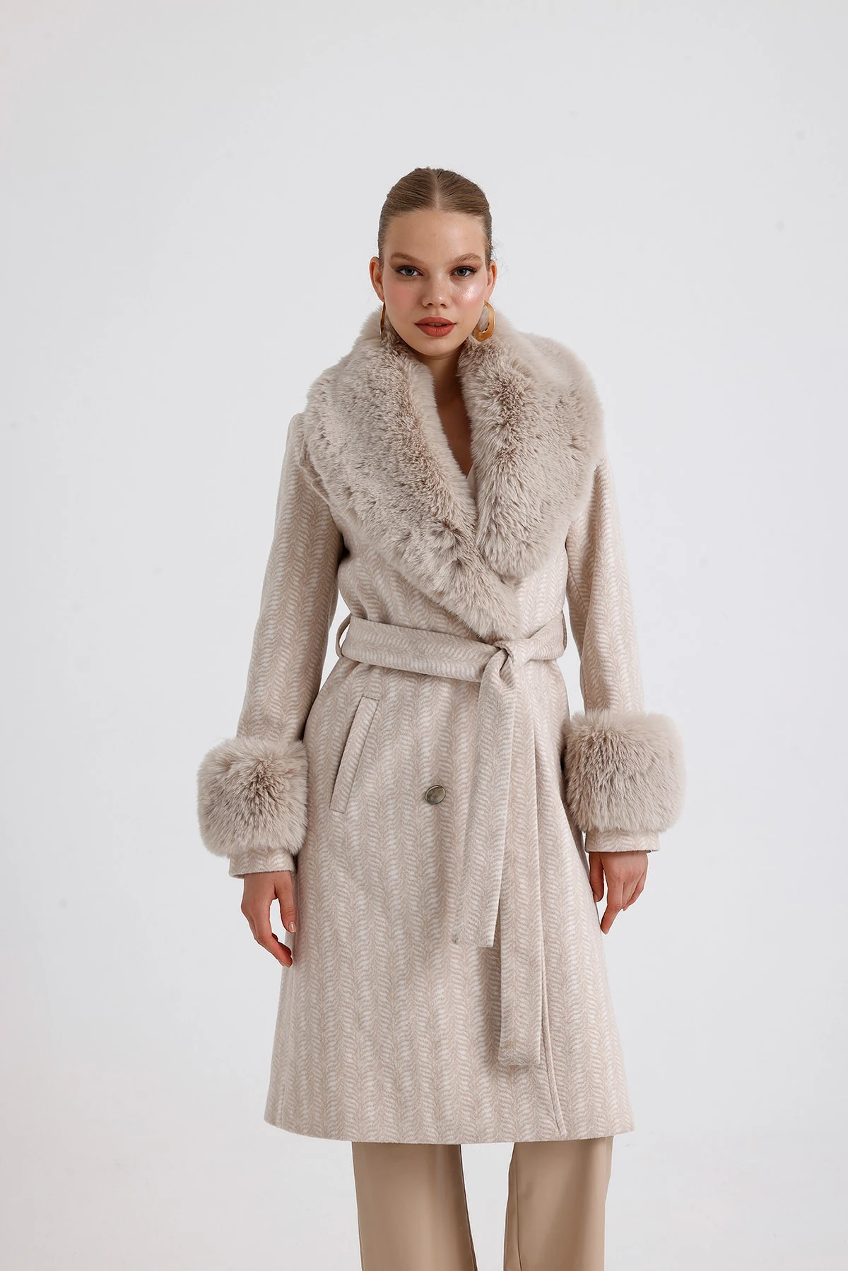 Peluş Detaylı Desenli Kaşmir Kaban