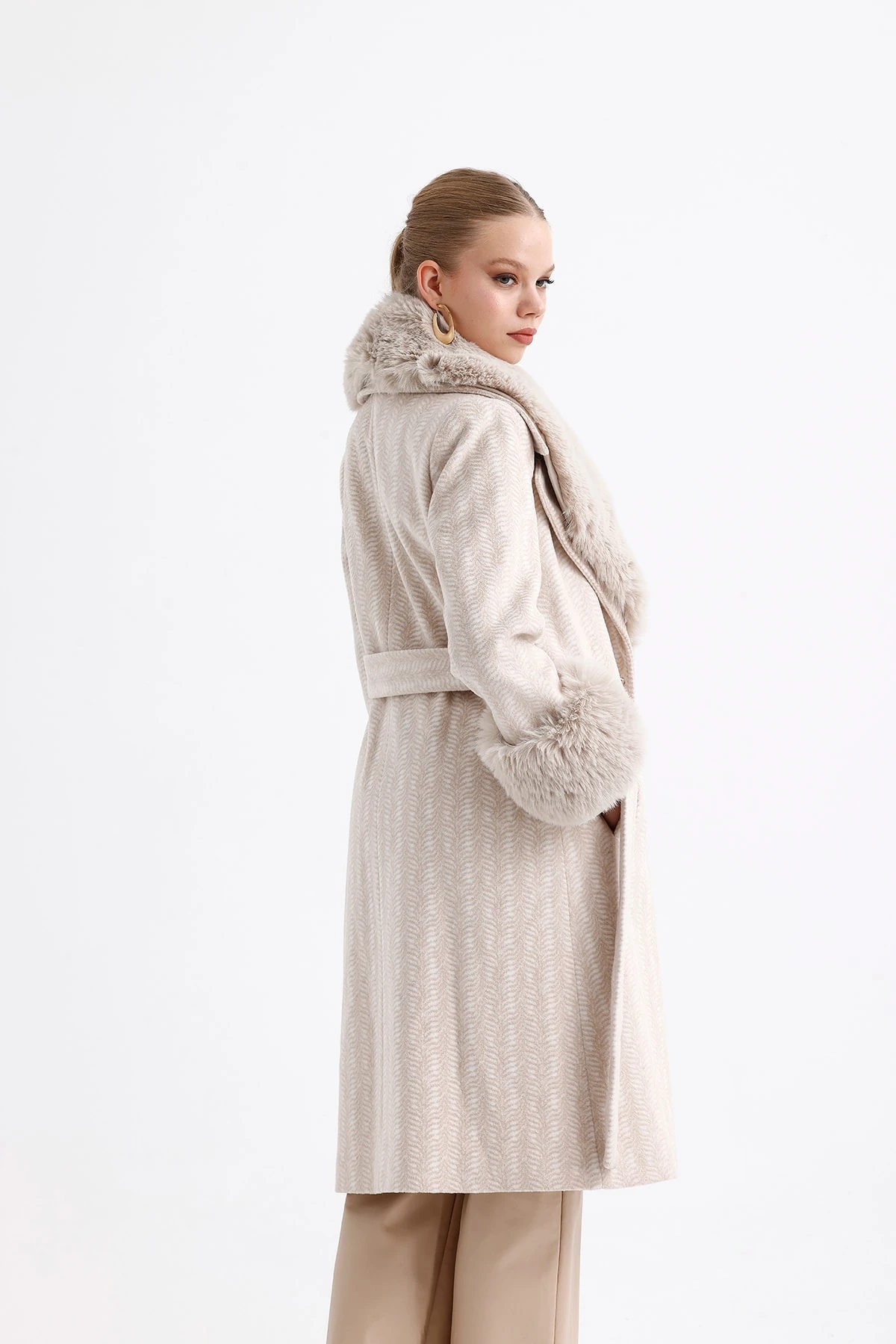 Peluş Detaylı Desenli Kaşmir Kaban