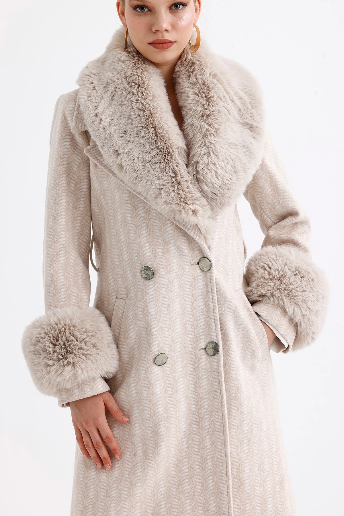 Peluş Detaylı Desenli Kaşmir Kaban