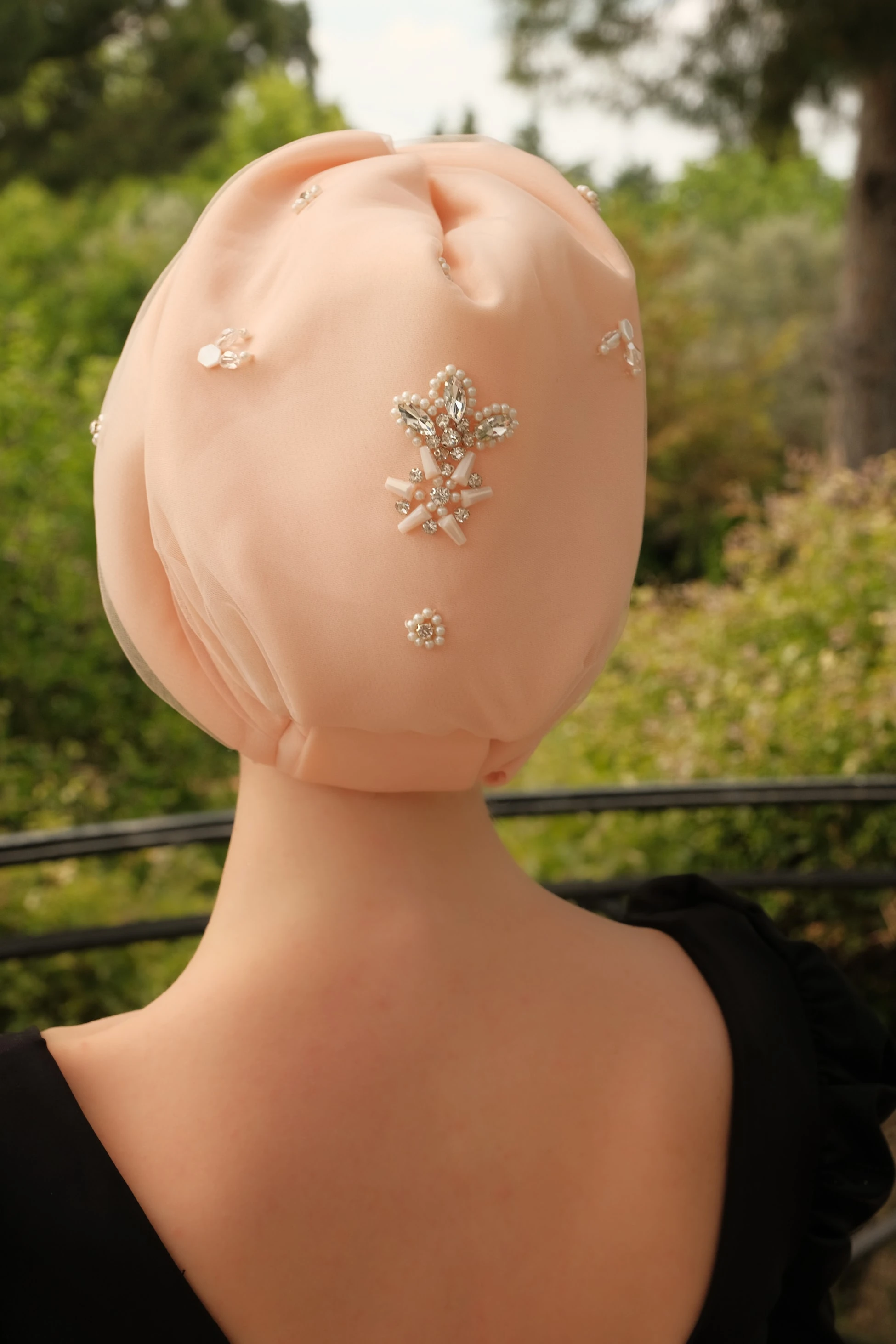 Qui İşlemeli Dolgulu Bone