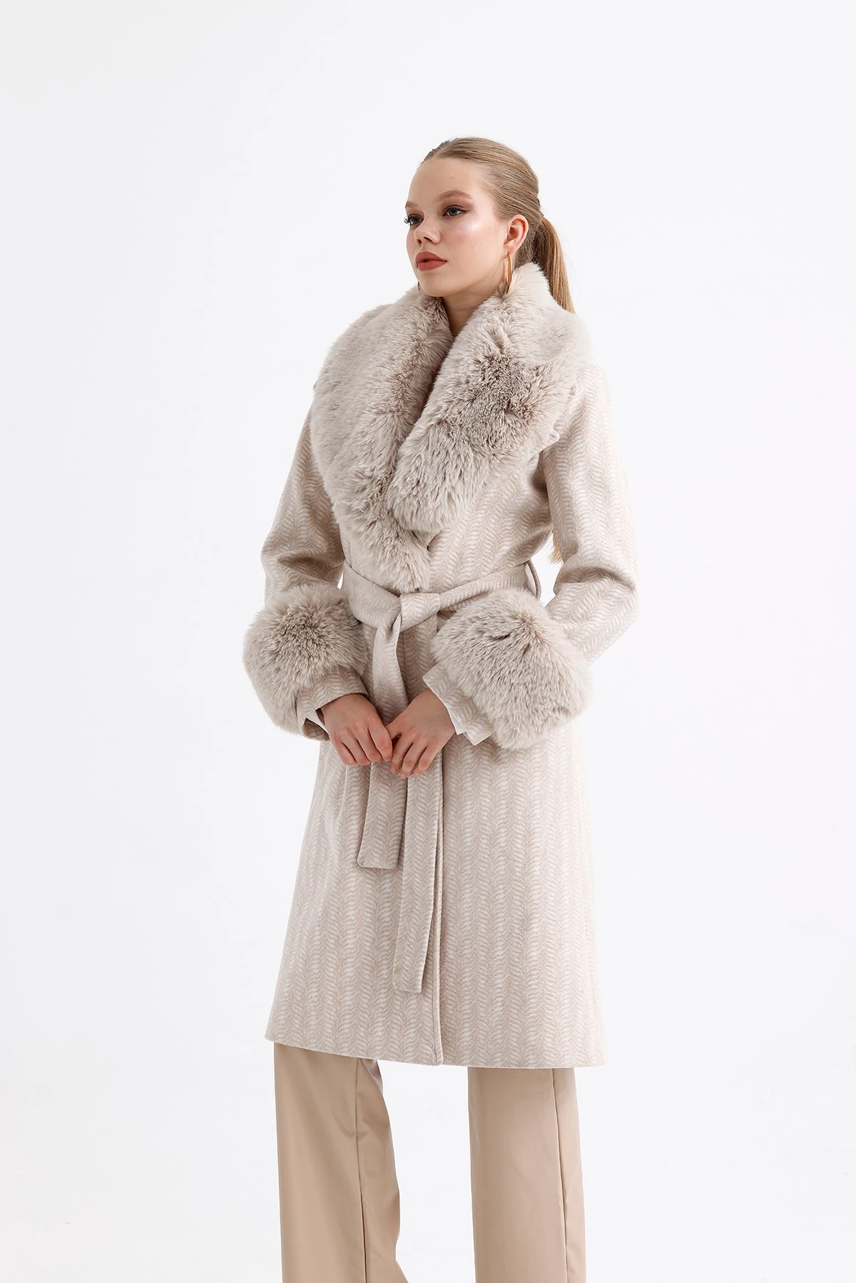 Peluş Detaylı Desenli Kaşmir Kaban