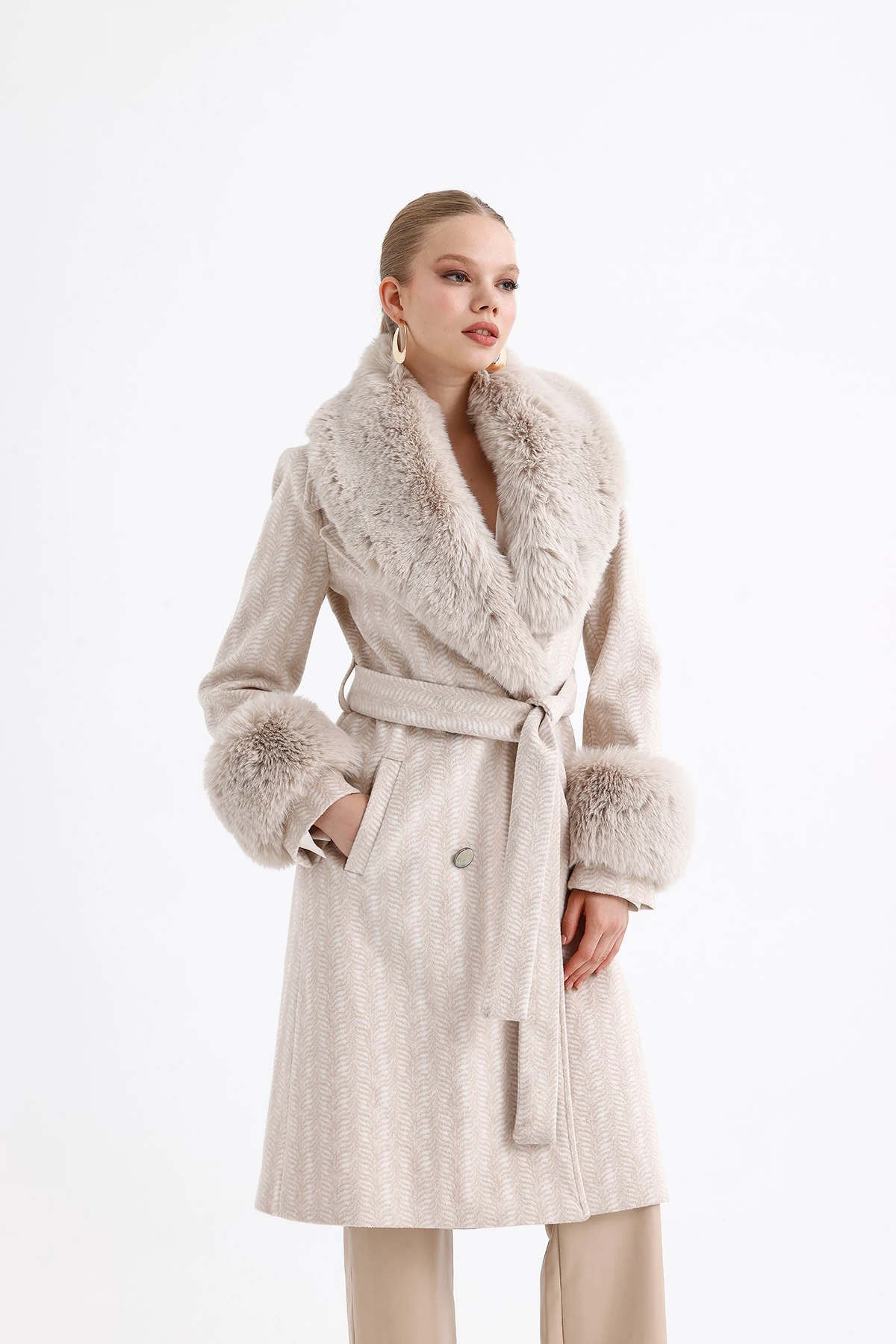 Peluş Detaylı Desenli Kaşmir Kaban