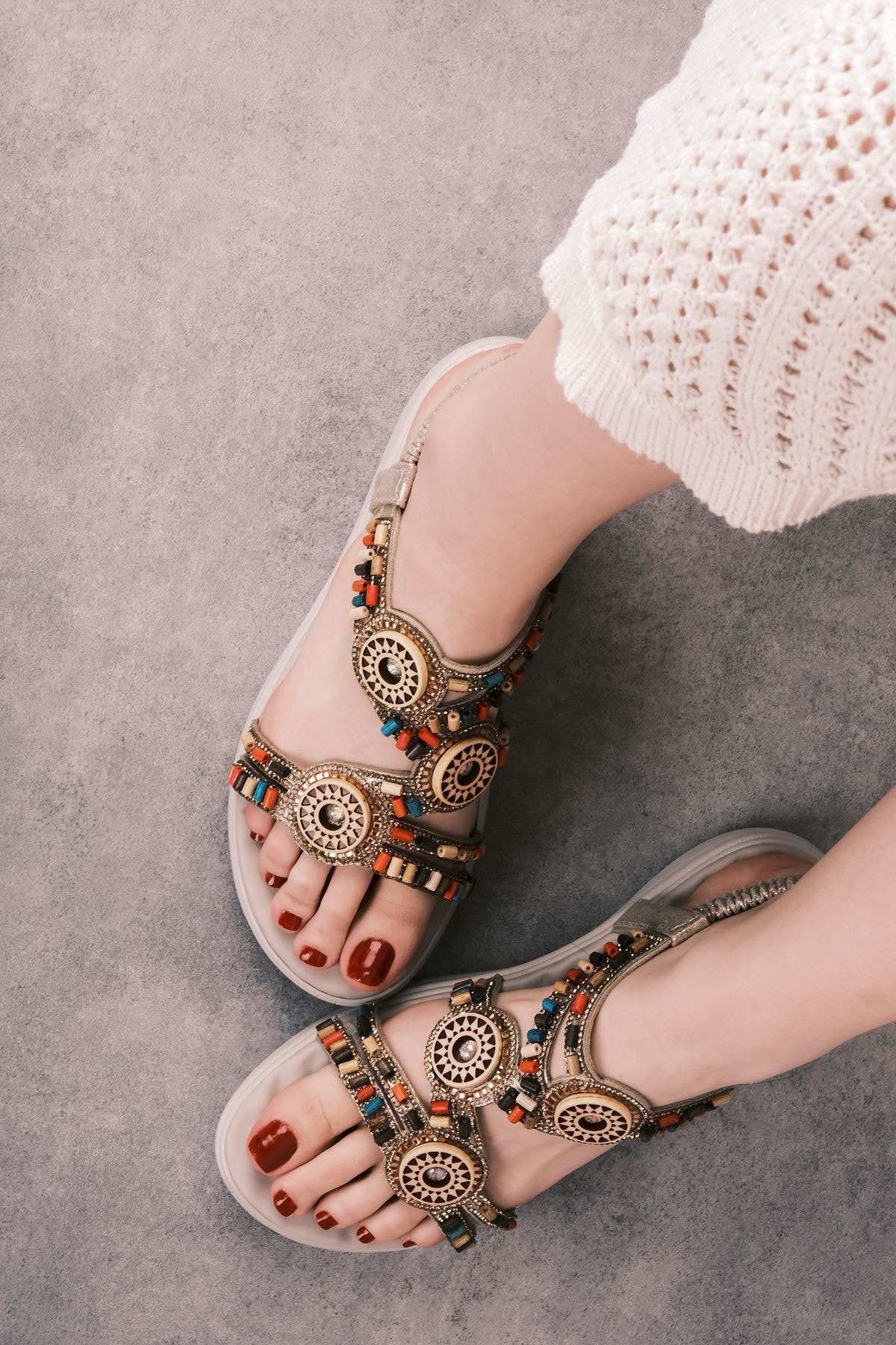 Minks Kadın Renkli Boncuk Detaylı Lastikli Sandalet