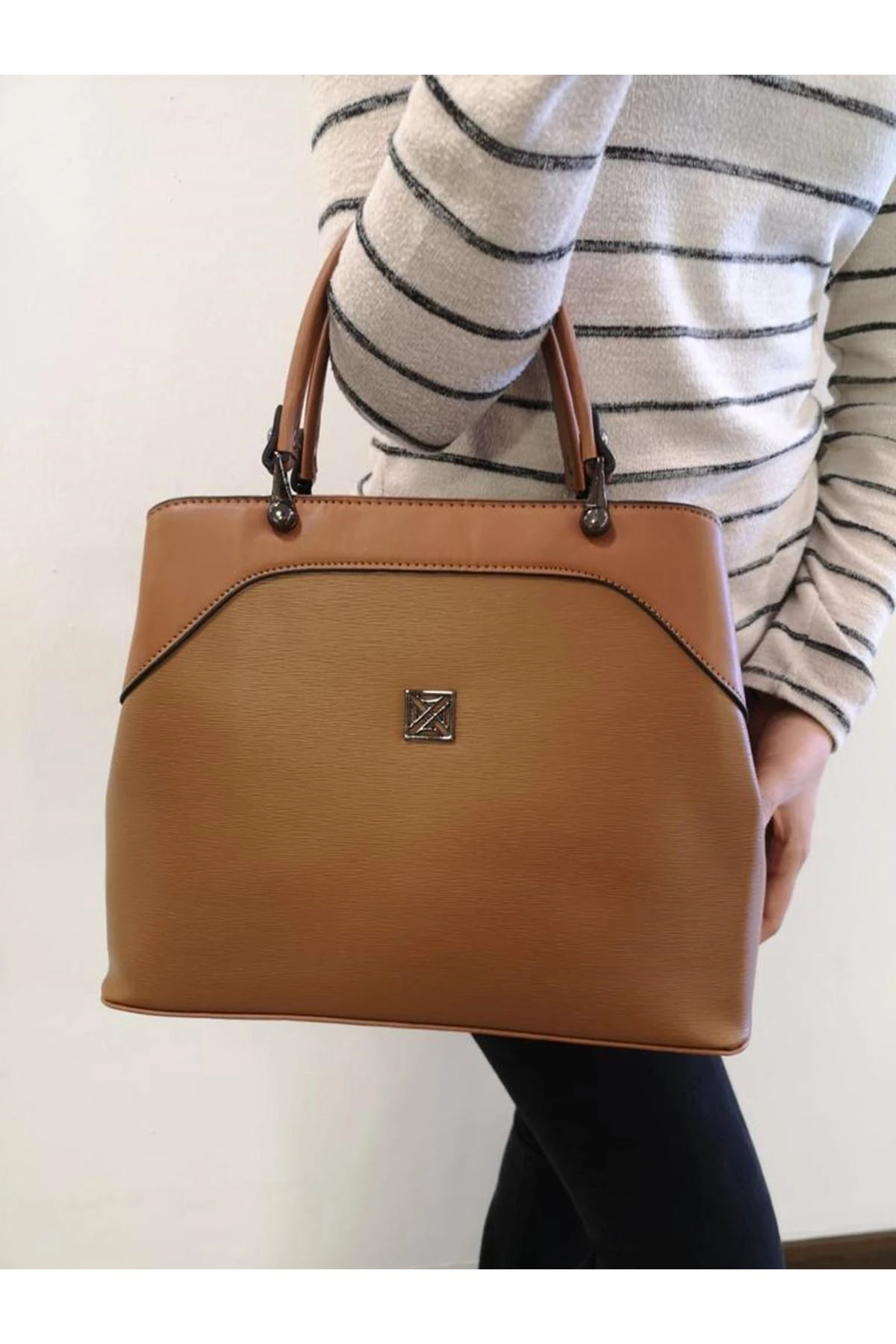 KARE AMBLEMLİ BAYAN ÇANTA