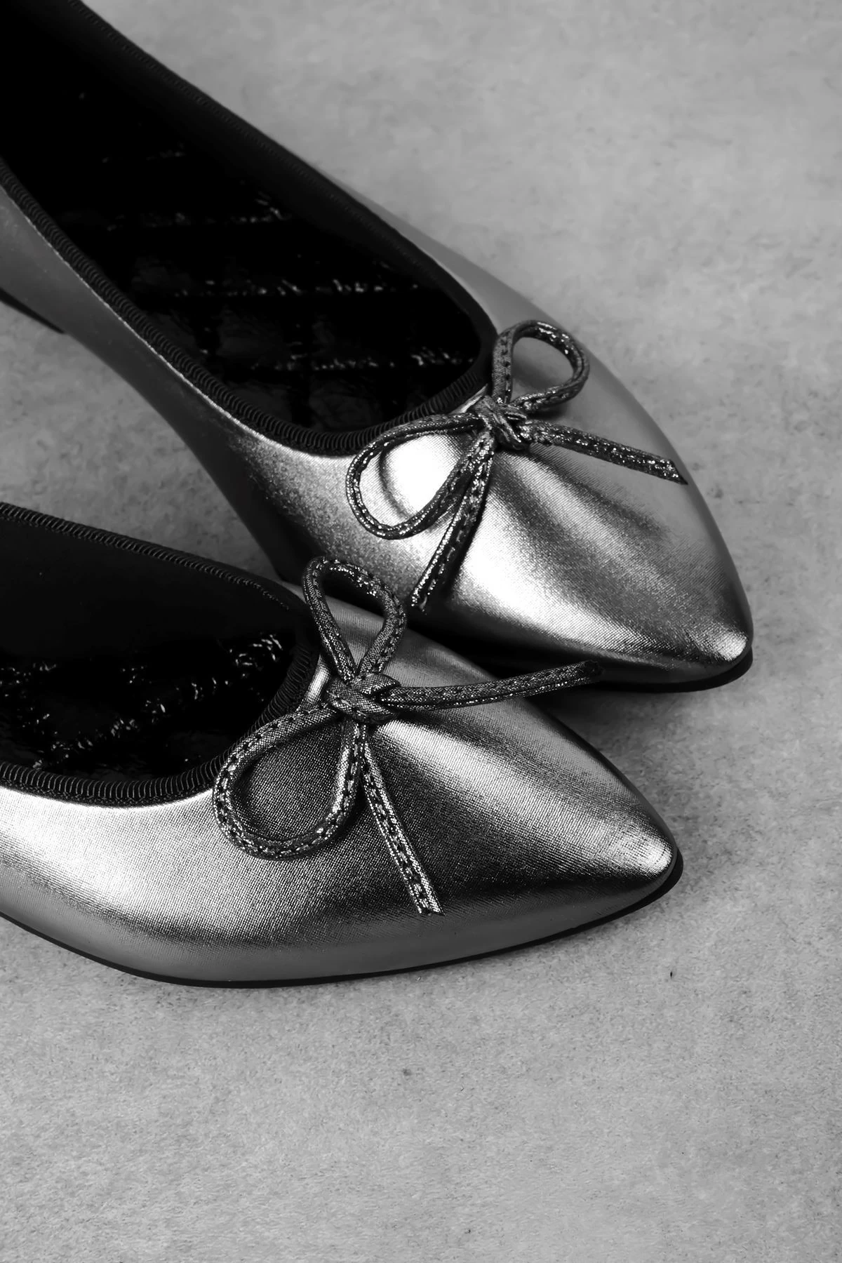 Joke Kadın Sivri Burunlu Kurdele Detaylı Babet Ayakkabı