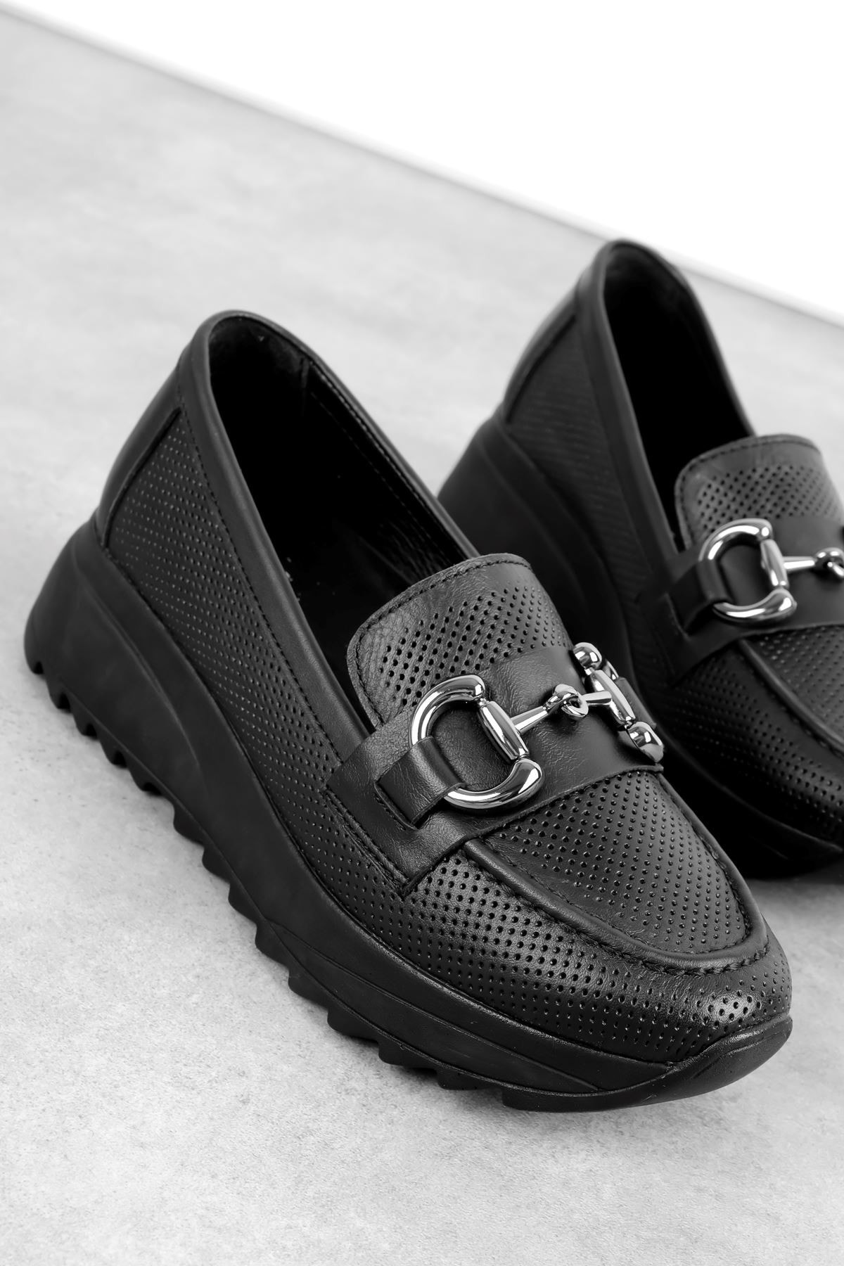 Verla Kadın Hakiki Deri Toka Detaylı Delikli Günlük Ayakkabı