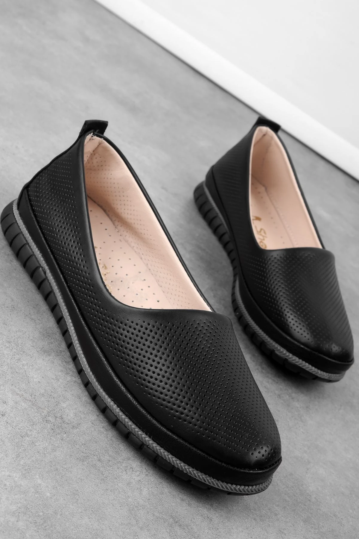 Poaut Kadın Delik Detaylı Babet Ayakkabı - siyah