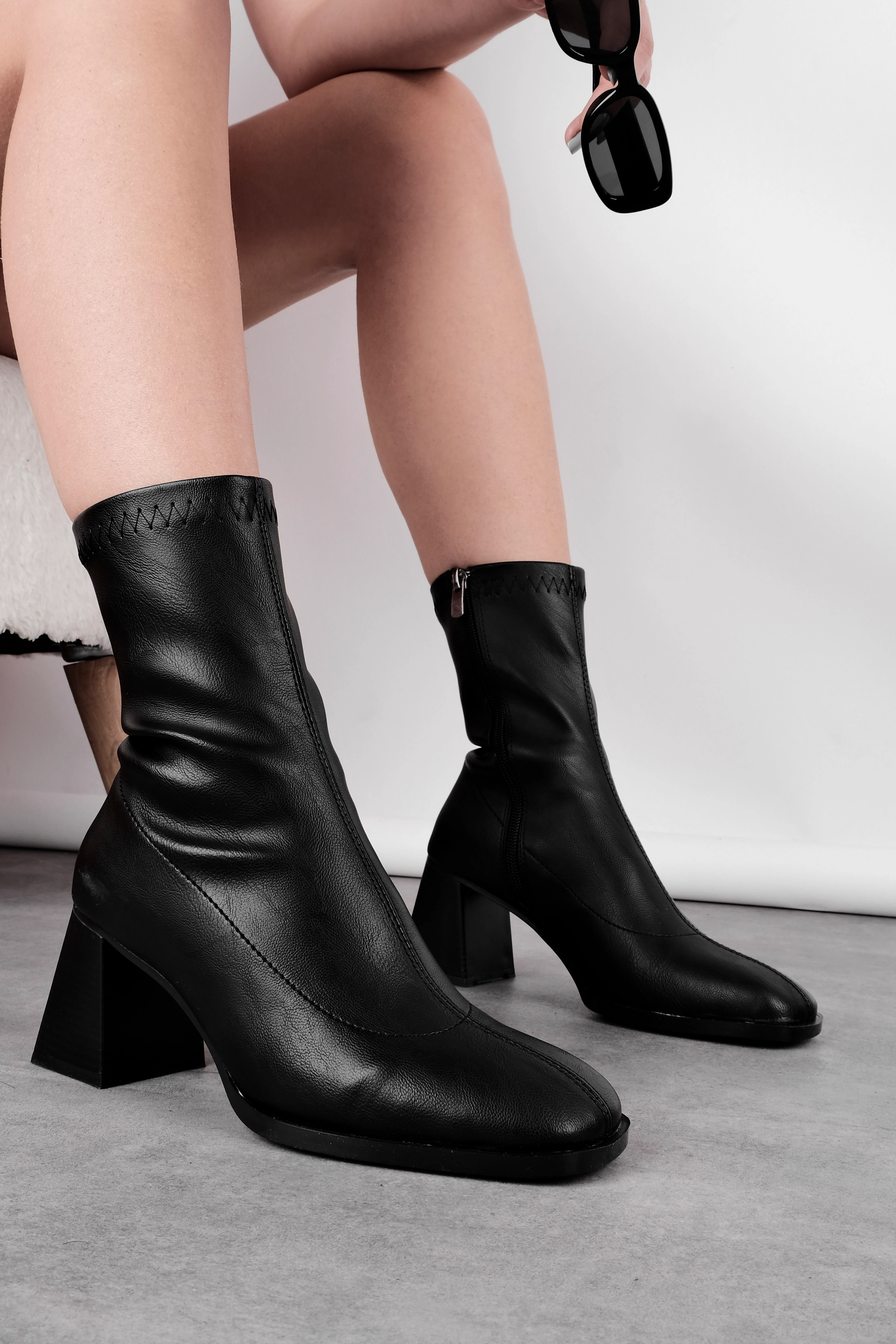 Award Kadın Küt Burunlu Önden Dikiş Detaylı Topuklu Bot 4277 - SİYAH