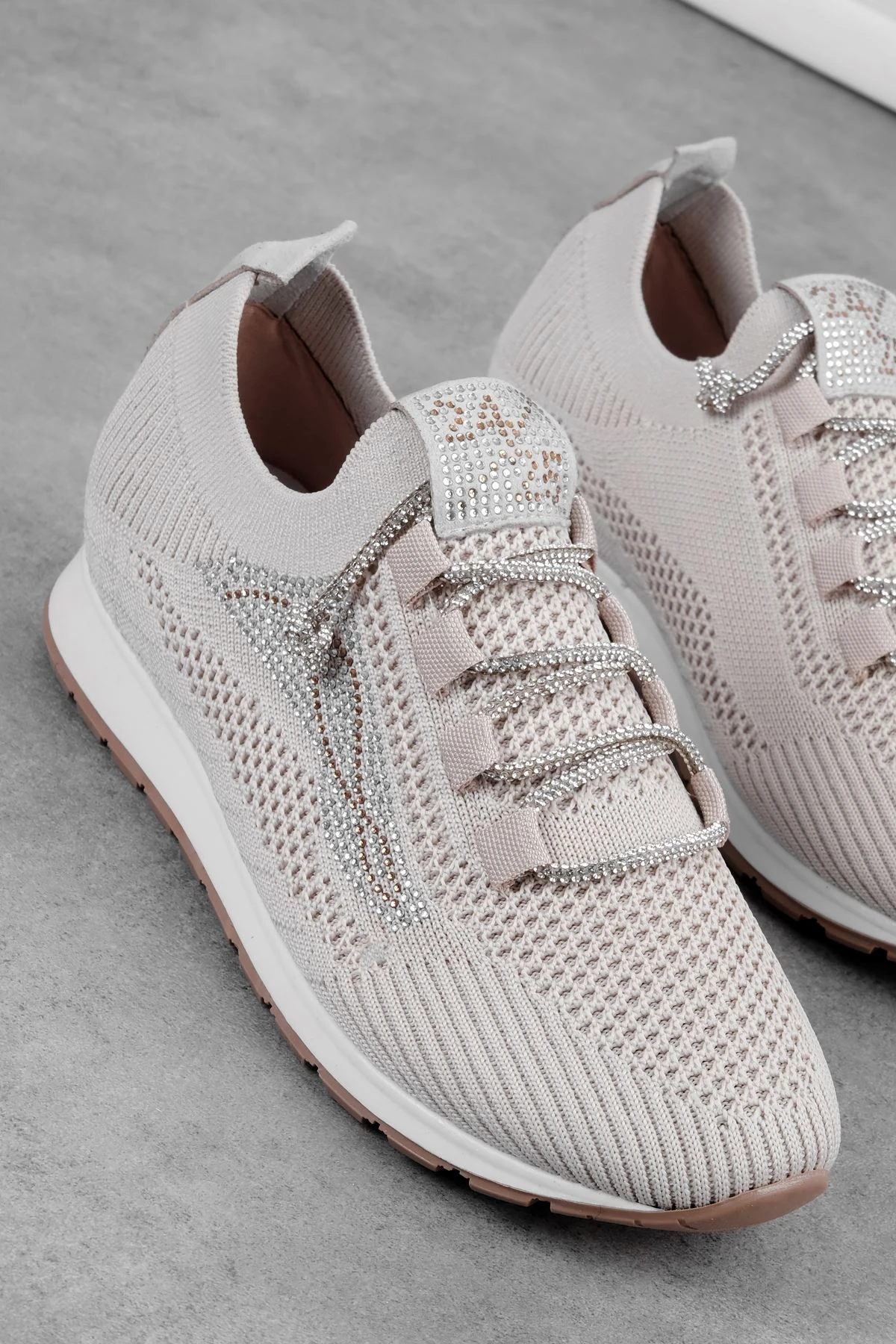 Nela Kadın Taş Detaylı Parlak Bağcıklı Spor Ayakkabı