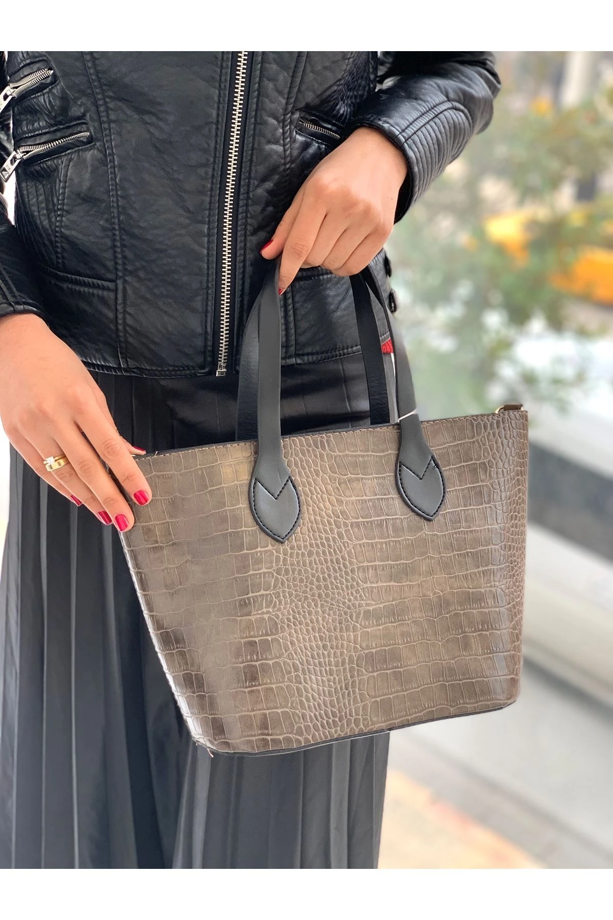 DÜZENLEYİCİ APARATLI BAYAN ÇAPRAZ ÇANTA