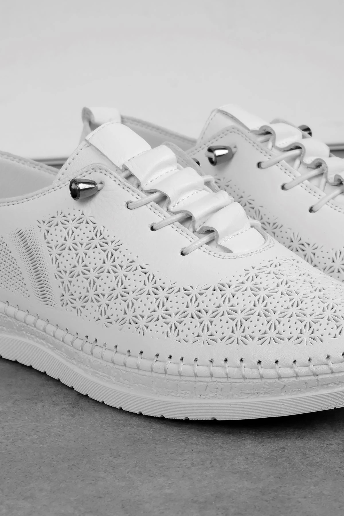 Viento Kadın Hakiki Deri Çiçek Desenli Bağcıklı Günlük Ayakkabı