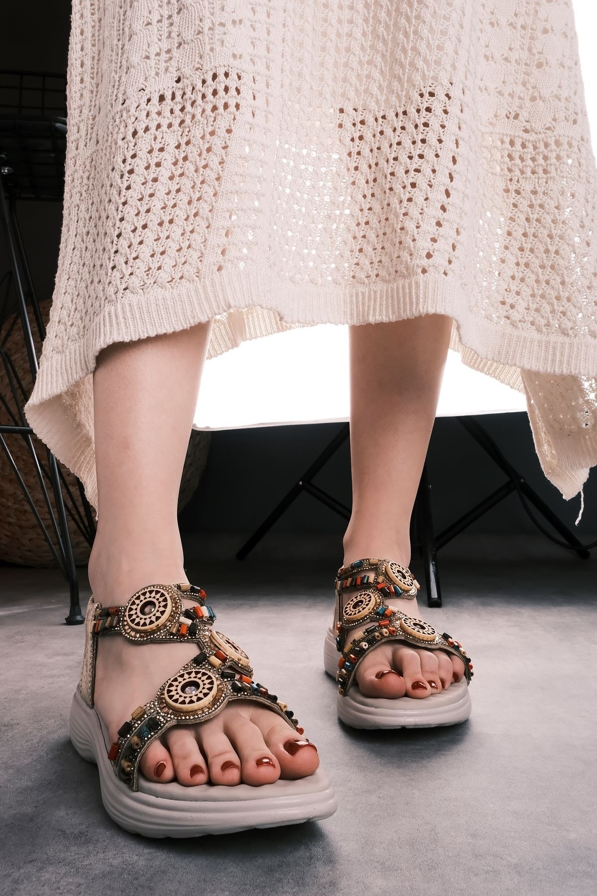 Minks Kadın Renkli Boncuk Detaylı Lastikli Sandalet