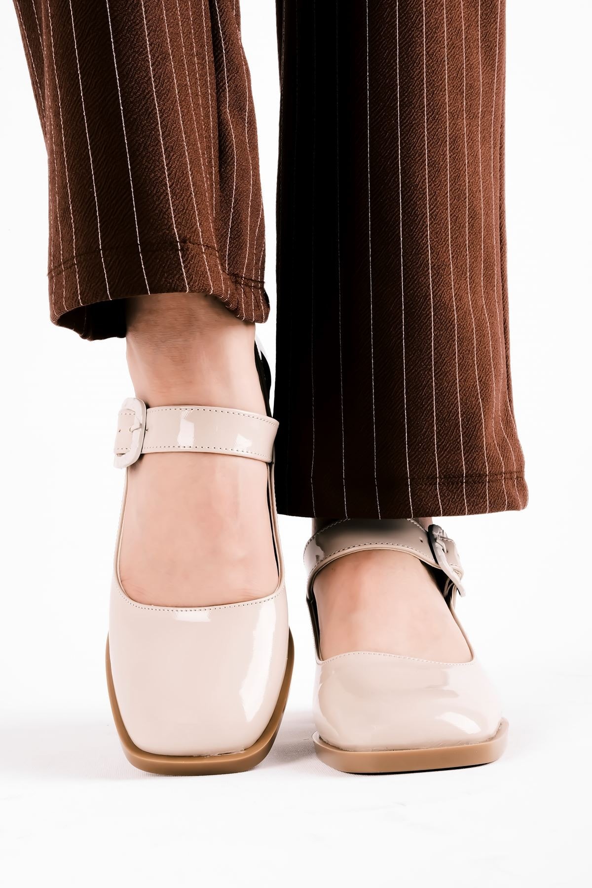 Connor Kadın Küt Burunlu Tek Bant Detaylı Topuklu Ayakkabı