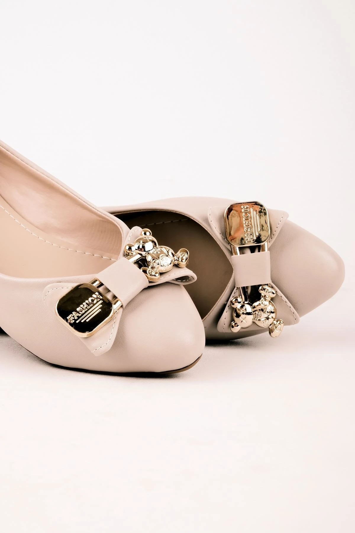 Roben Kadın Figürlü Fiyonk Detaylı Babet