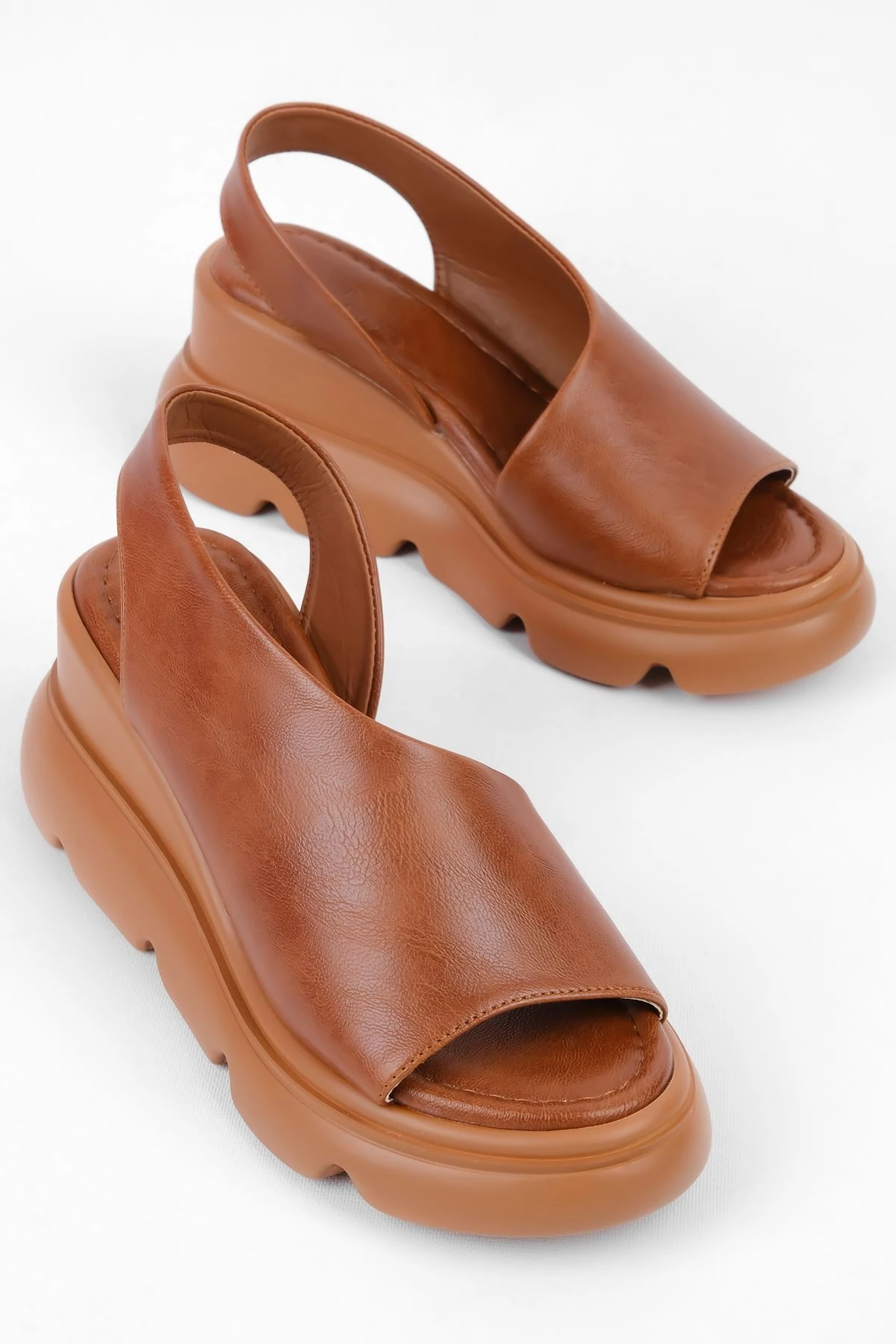 Madia Kadın Yüksek Taban Karnıyarık Detaylı Sandalet