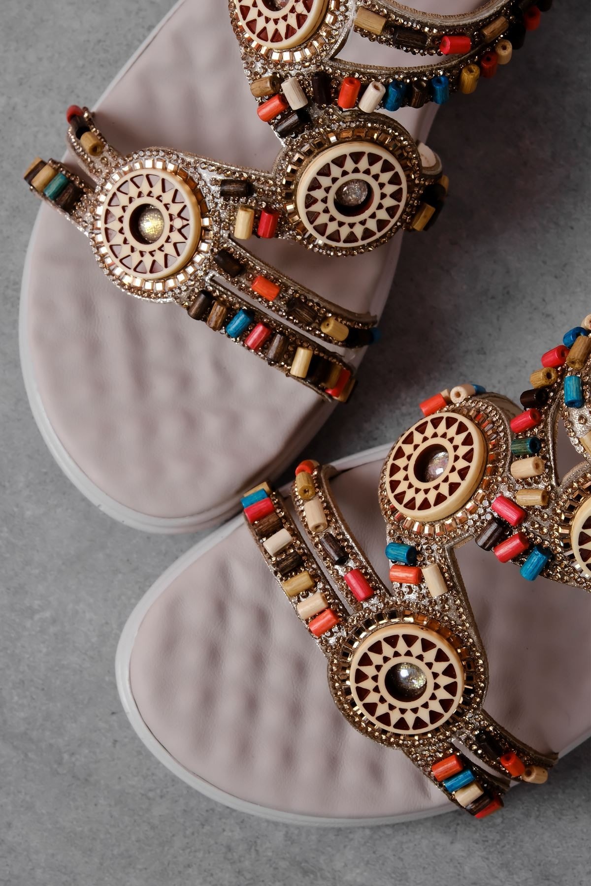 Minks Kadın Renkli Boncuk Detaylı Lastikli Sandalet