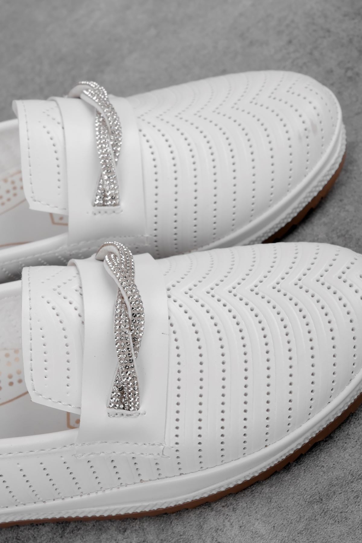 Evan Kadın Delikli Parlak Taş Detaylı Günlük Ayakkabı