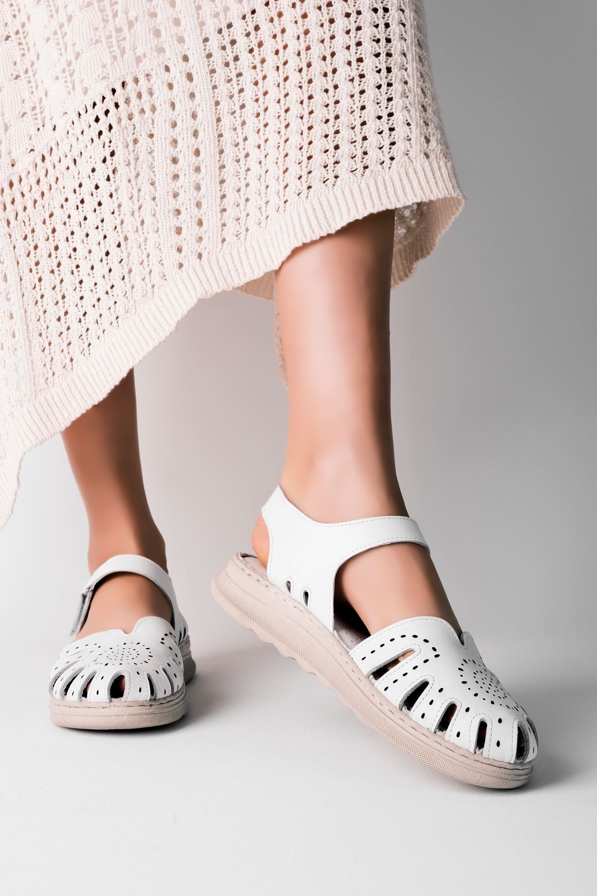 Cesar Önü Kapalı Kadın Hakiki Deri Sandalet