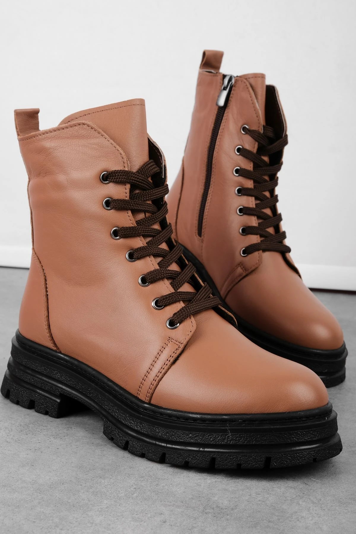 Avrıl Kadın Hakiki Deri Bağcık Detaylı Fermuarlı Postal 4119 - Taba