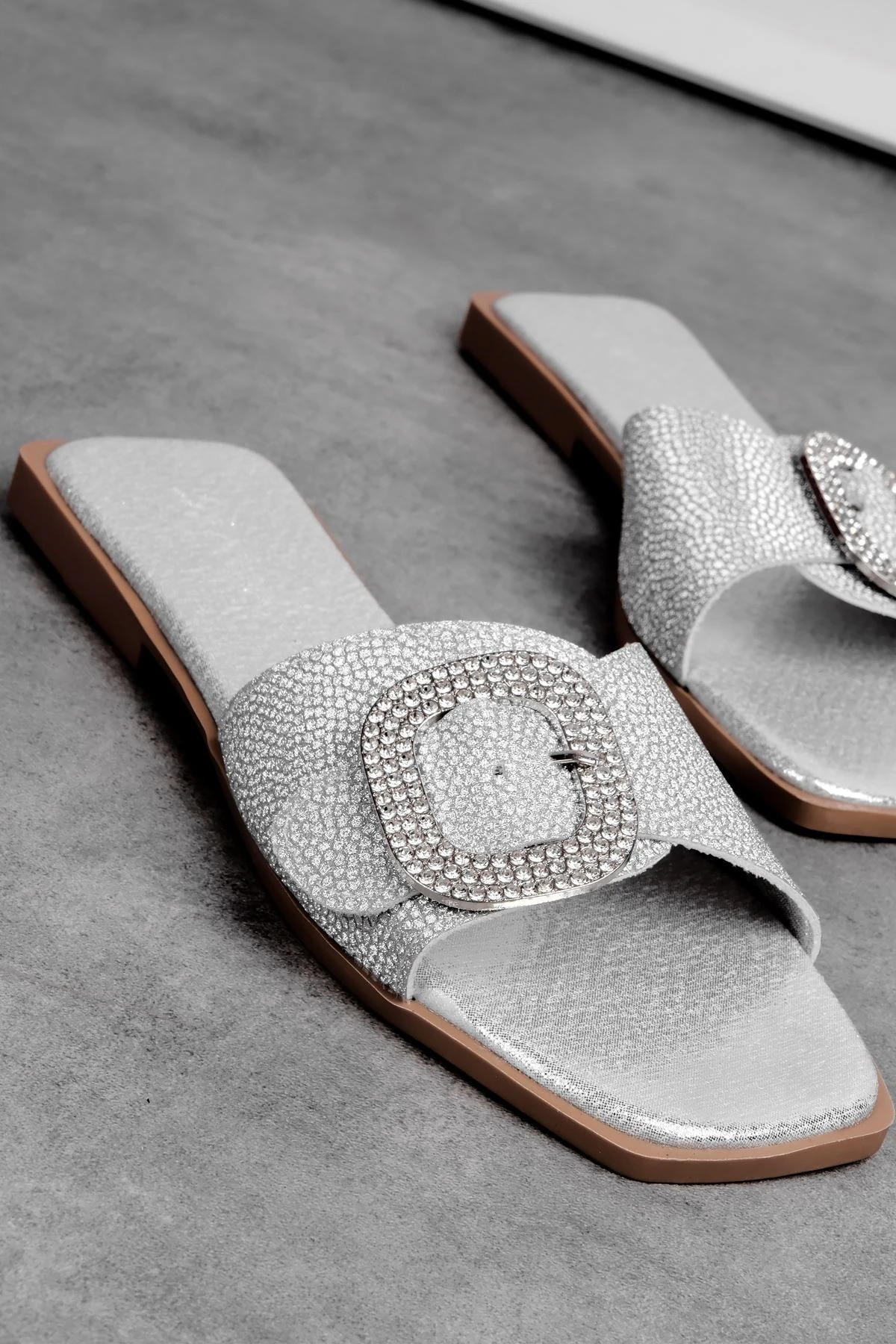 Nagite Kadın Taşlı Toka Detaylı Simli Terlik