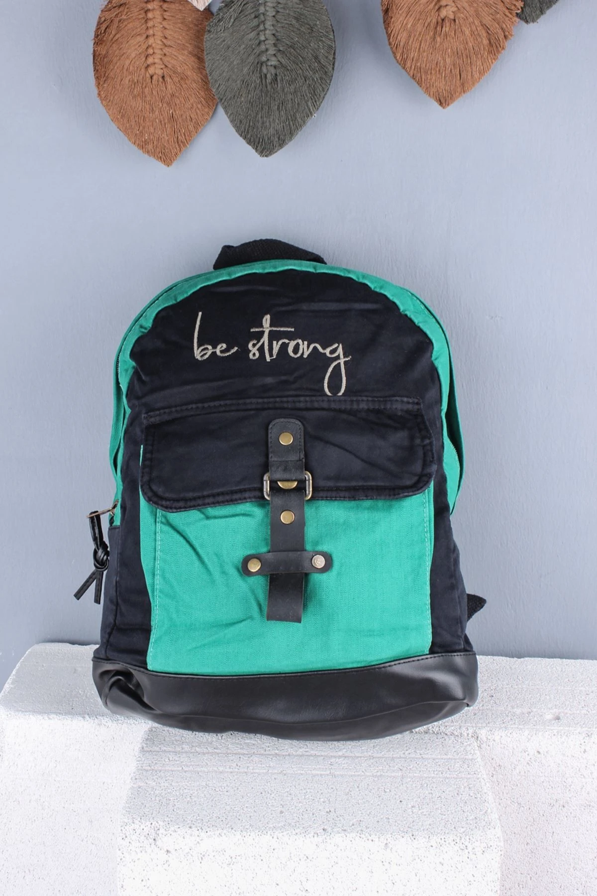 THORN KEMER DETAYLI KADI SIRT ÇANTA YAZILI