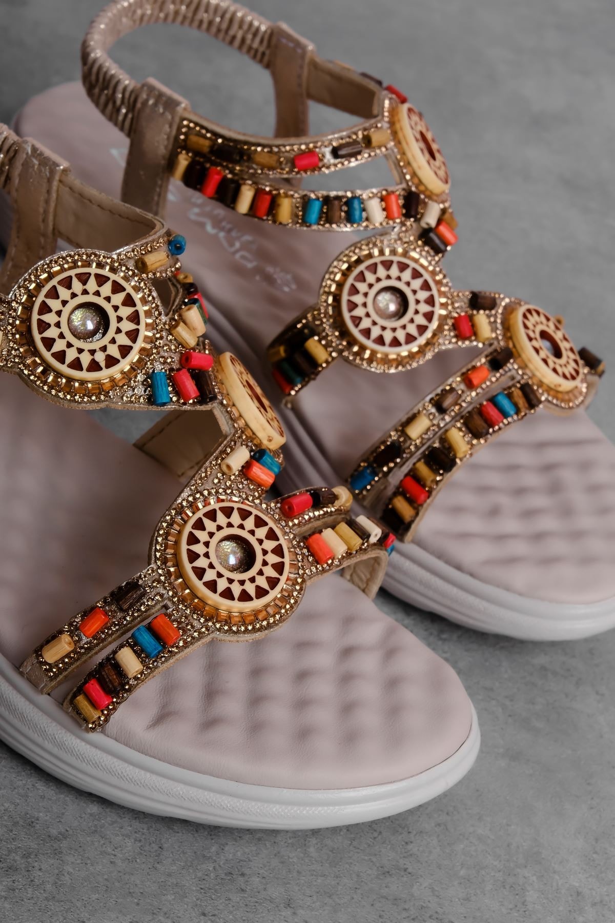 Minks Kadın Renkli Boncuk Detaylı Lastikli Sandalet