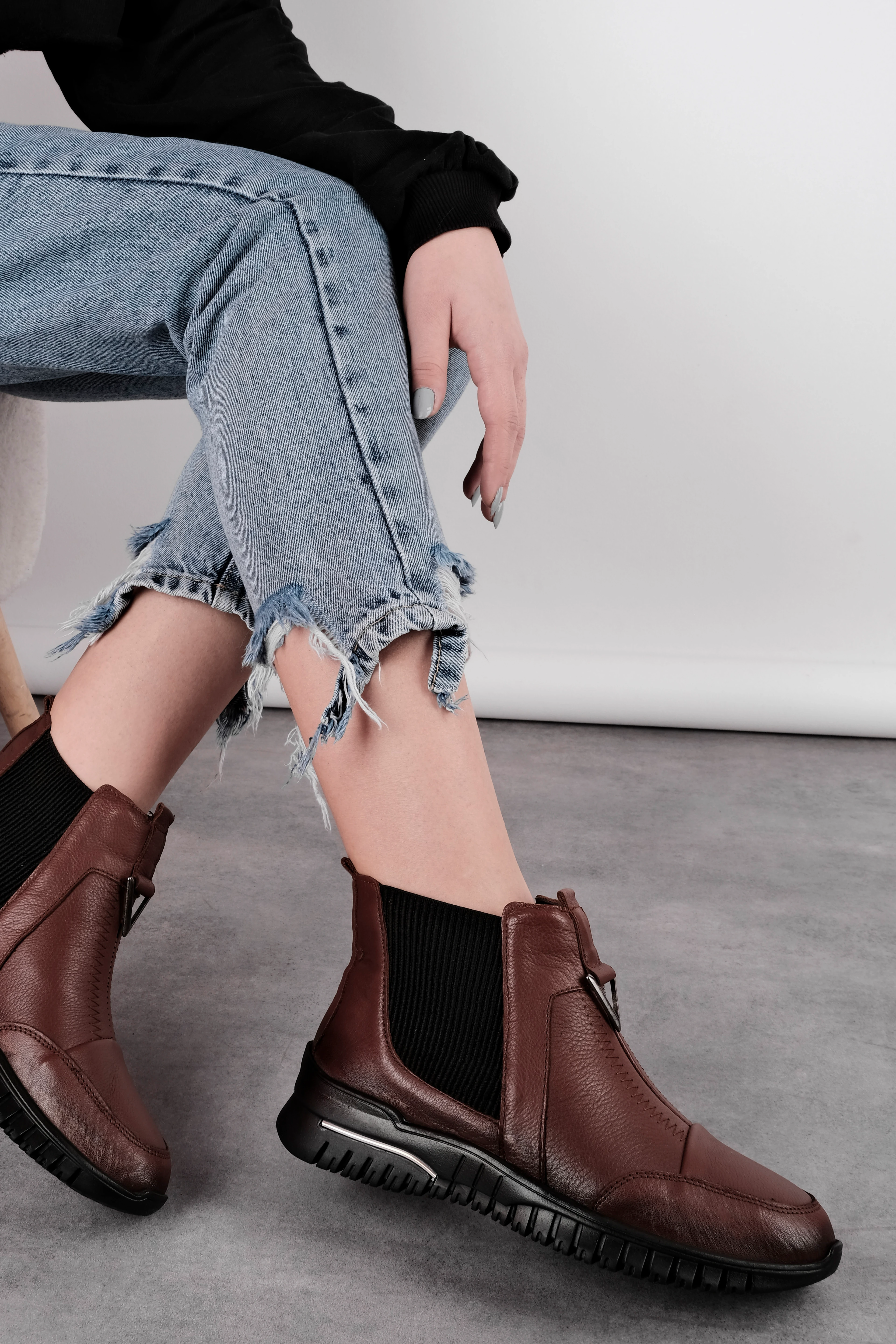 Amatsu Kadın HAkiki Deri Üçgen Metal Detaylı Bilek Boy Bot