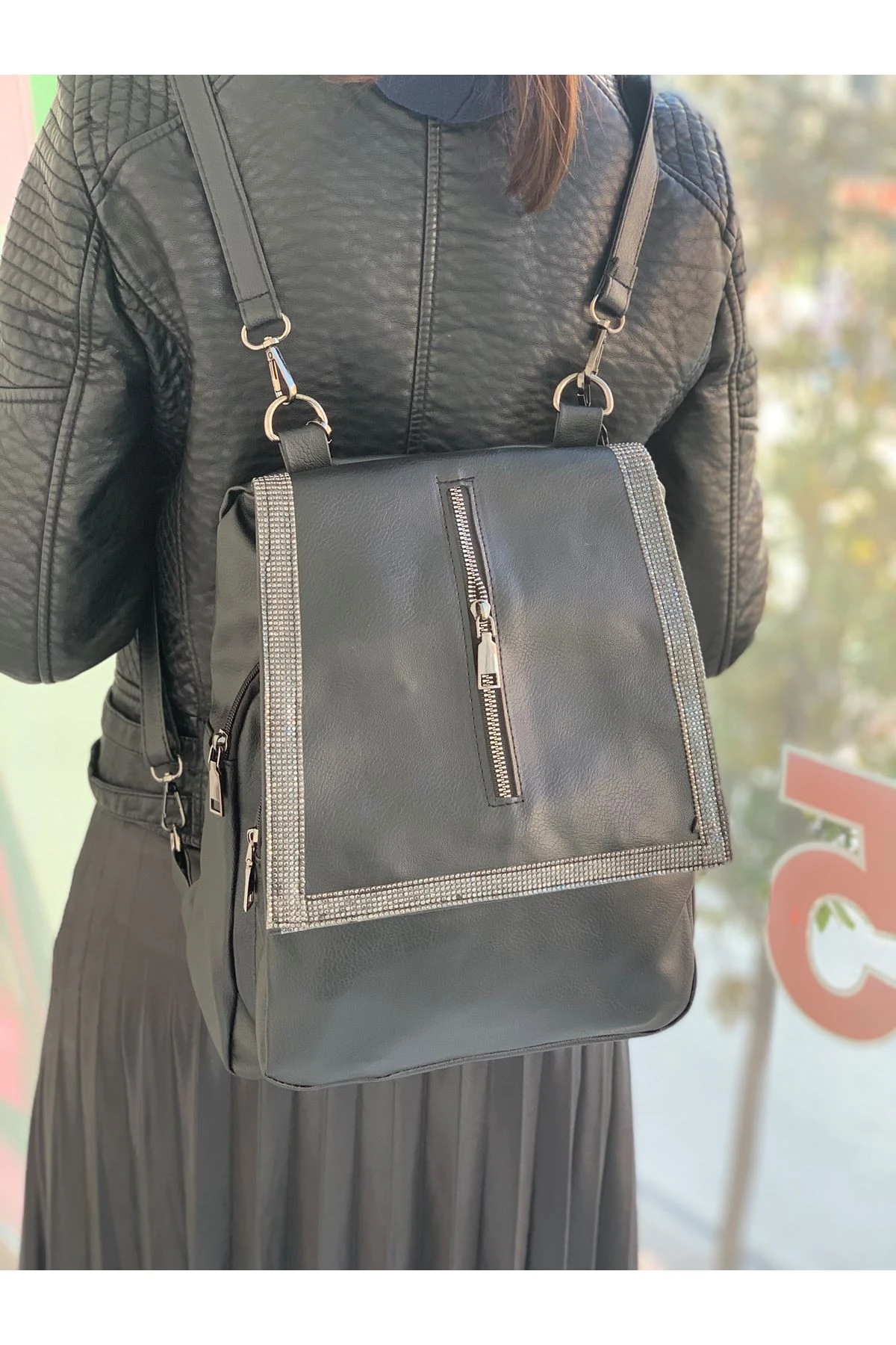 KAPAĞI TASLI BAYAN SIRT ÇANTASI