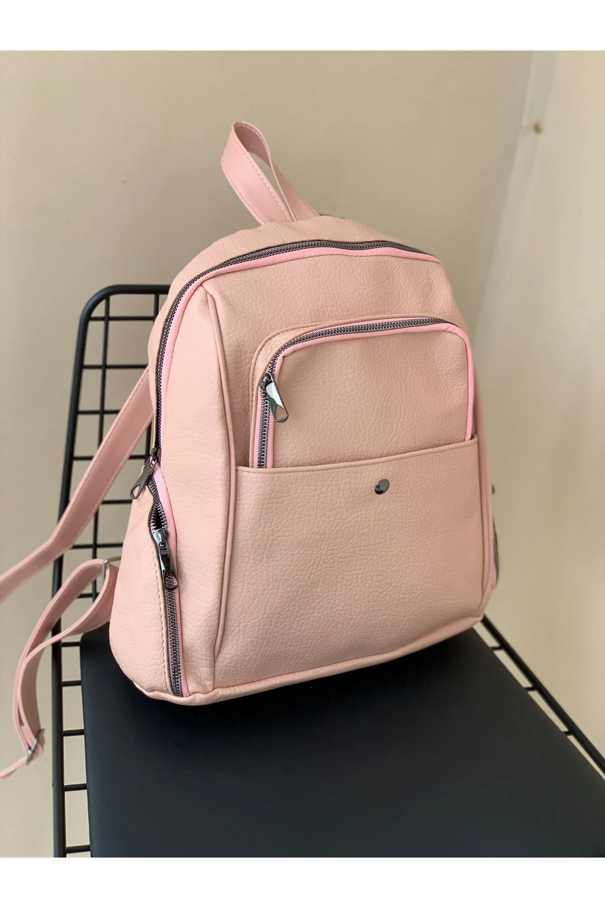 DÜĞMELİ MODEL BAYAN SIRT ÇANTASI