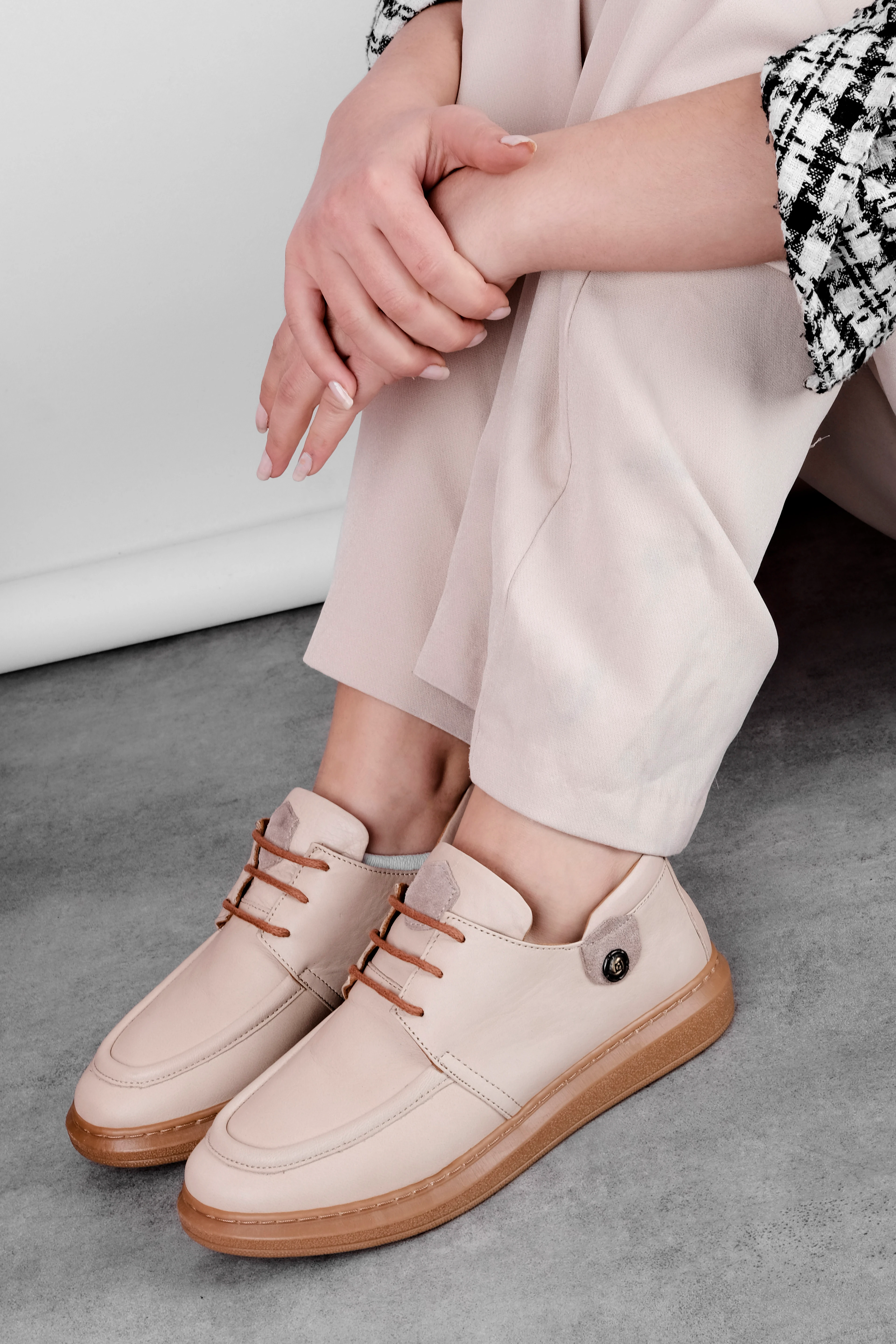 Erin KAdın Hakiki Deri Yanından Yuvarlak Metal Detaylı Casual Ayakkabı