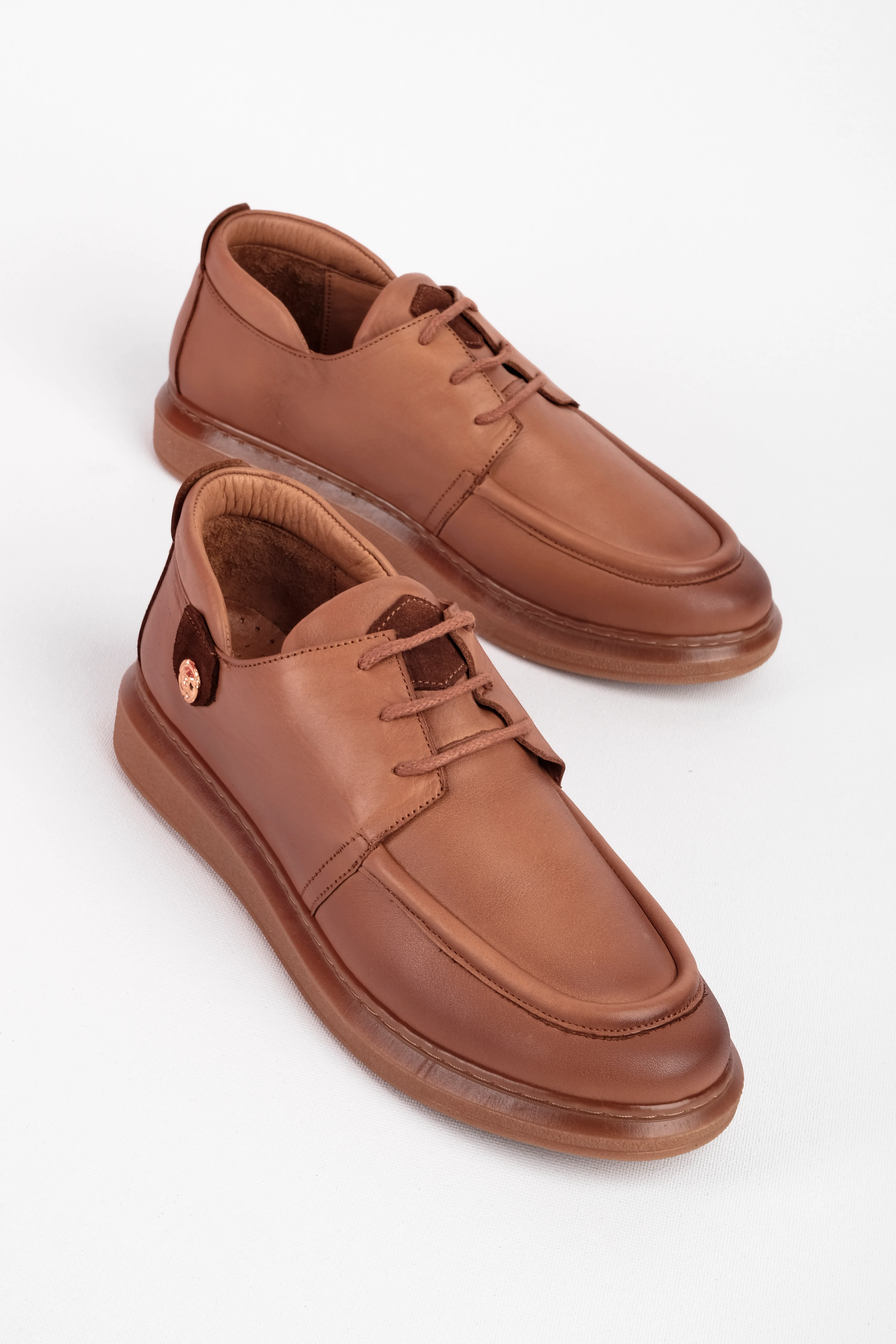 Erin KAdın Hakiki Deri Yanından Yuvarlak Metal Detaylı Casual Ayakkabı