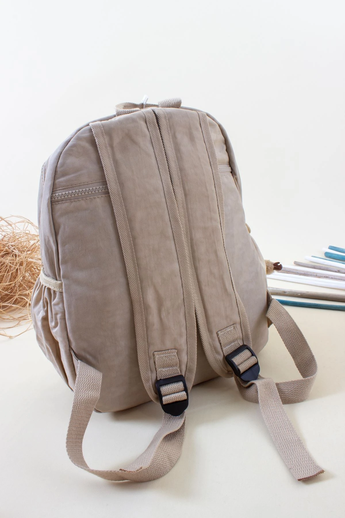 KRINKIL SU GEÇİRMEZ ÖNDEN İKİ FERMUARLI KÜÇÜK SIRT ÇANTASI