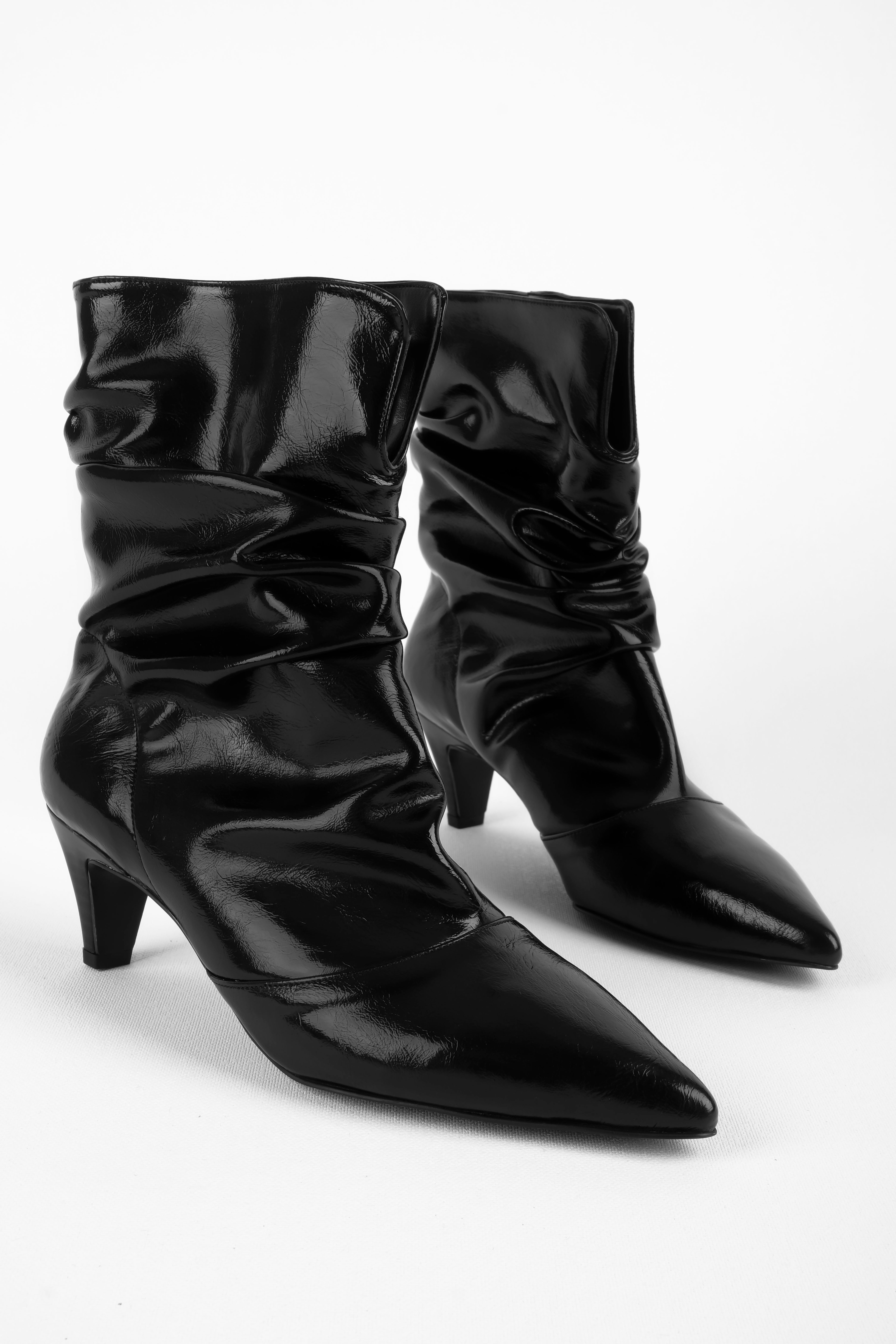 Astilbe Kadın Büzgü Detaylı Sivri Burun Yumurta Topuklu Bot (4240) - R.SİYAH