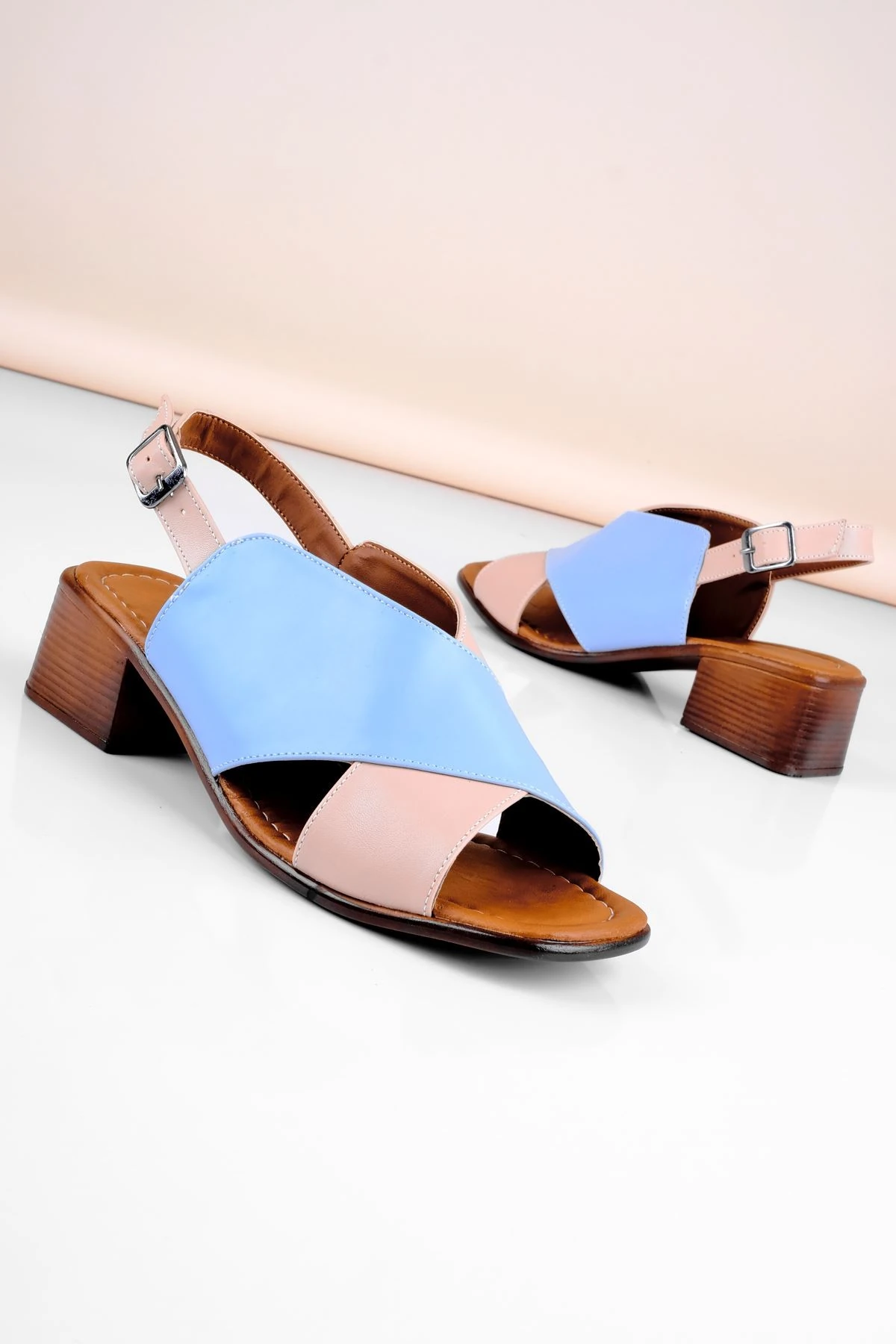 Nagite Kadın Çift Renk Çapraz Detaylı Topuklu Ayakkabı