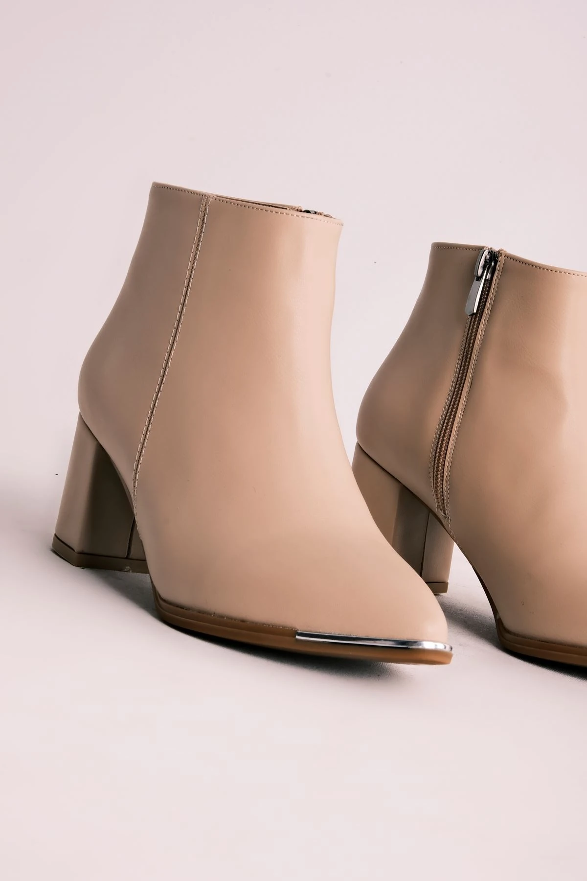 Evan Kadın Sivri Burun Önü Metay Detaylı Topuklu Bot