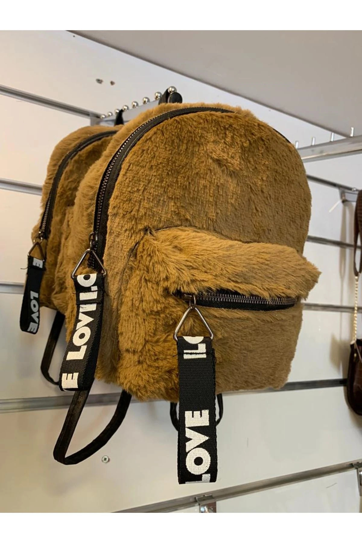 TÜYLÜ BAYAN SIRT ÇANTASI