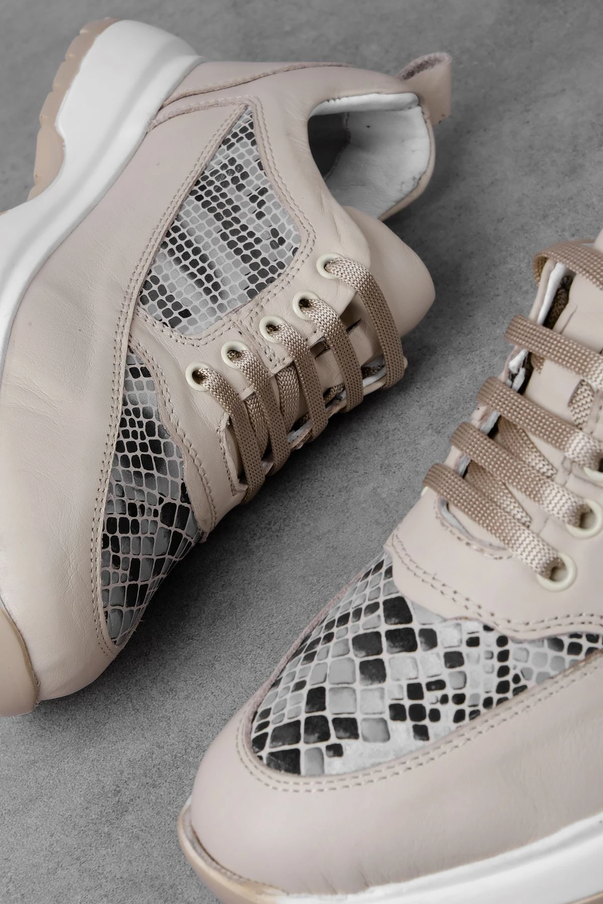 Punco Kadın Hakiki Deri Bağcıklı Desen Detaylı Spor Ayakkabı 3929 - Krem