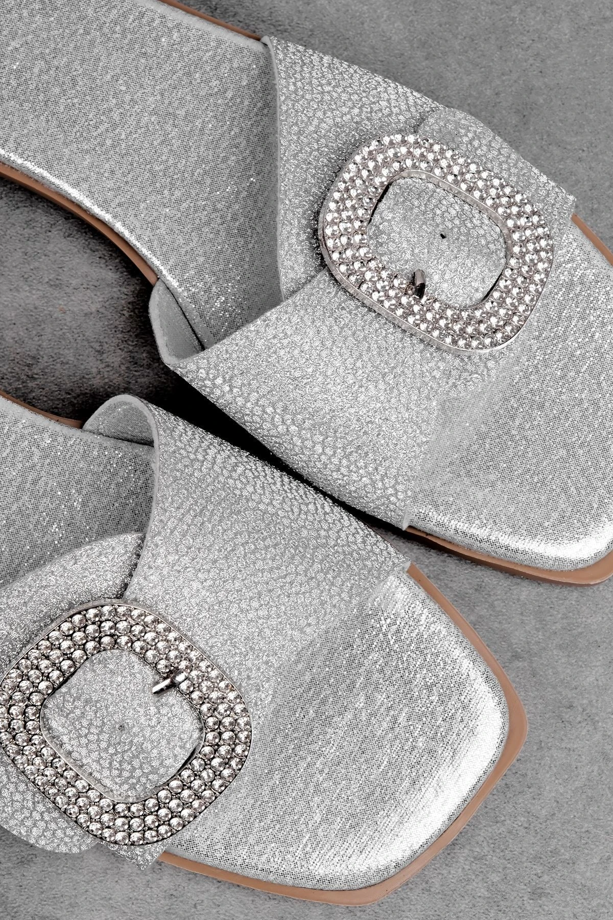 Nagite Kadın Taşlı Toka Detaylı Simli Terlik