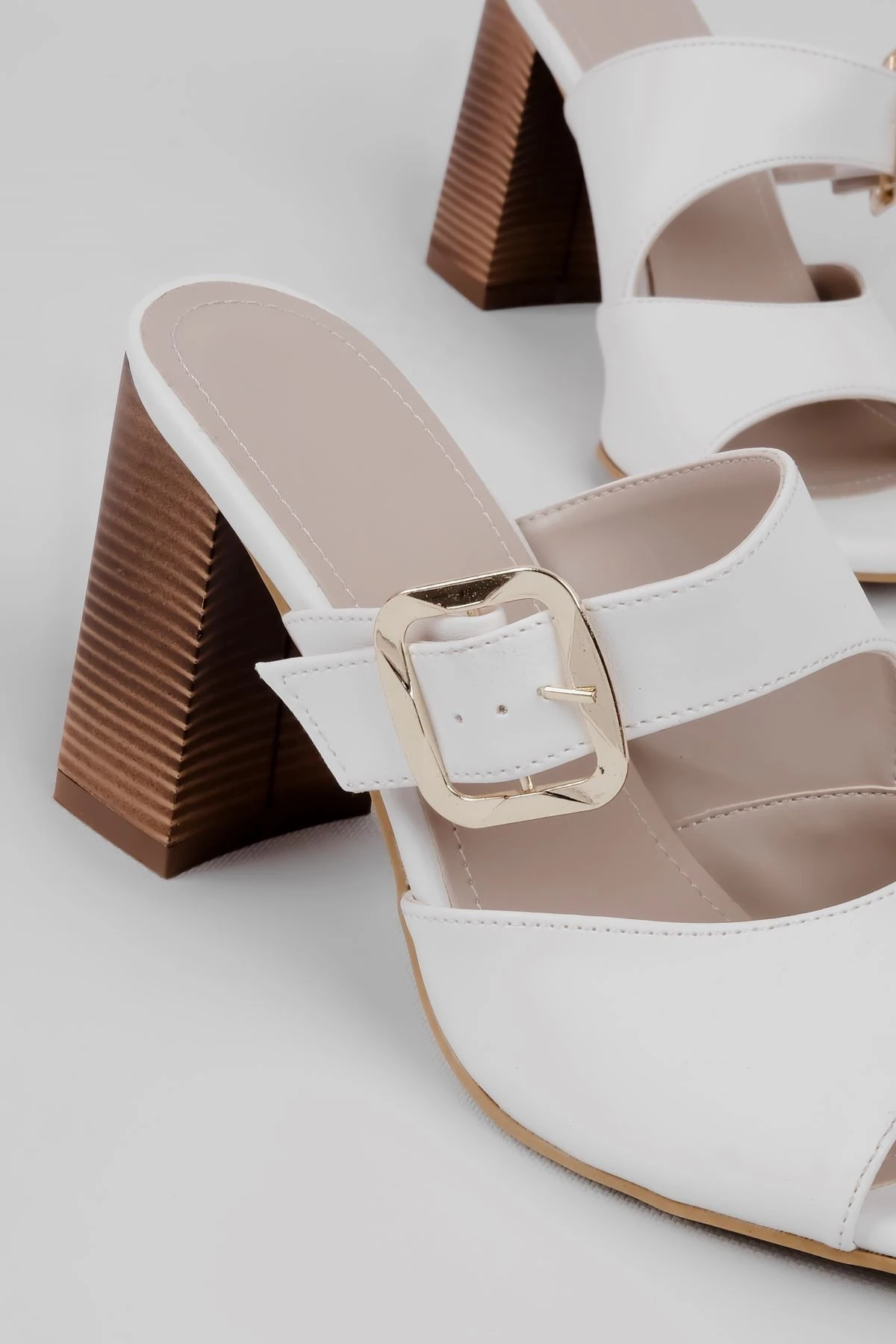 Oreta KAdın Çift Bantlı Toka Detaylı Topuklu Terlik