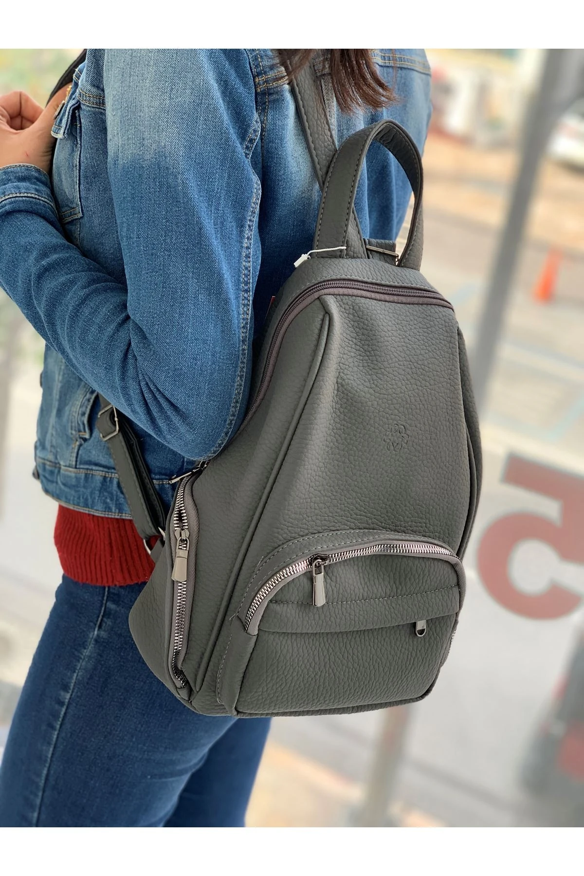 YANLARI FERMUARLI BAYAN SIRT ÇANTASI