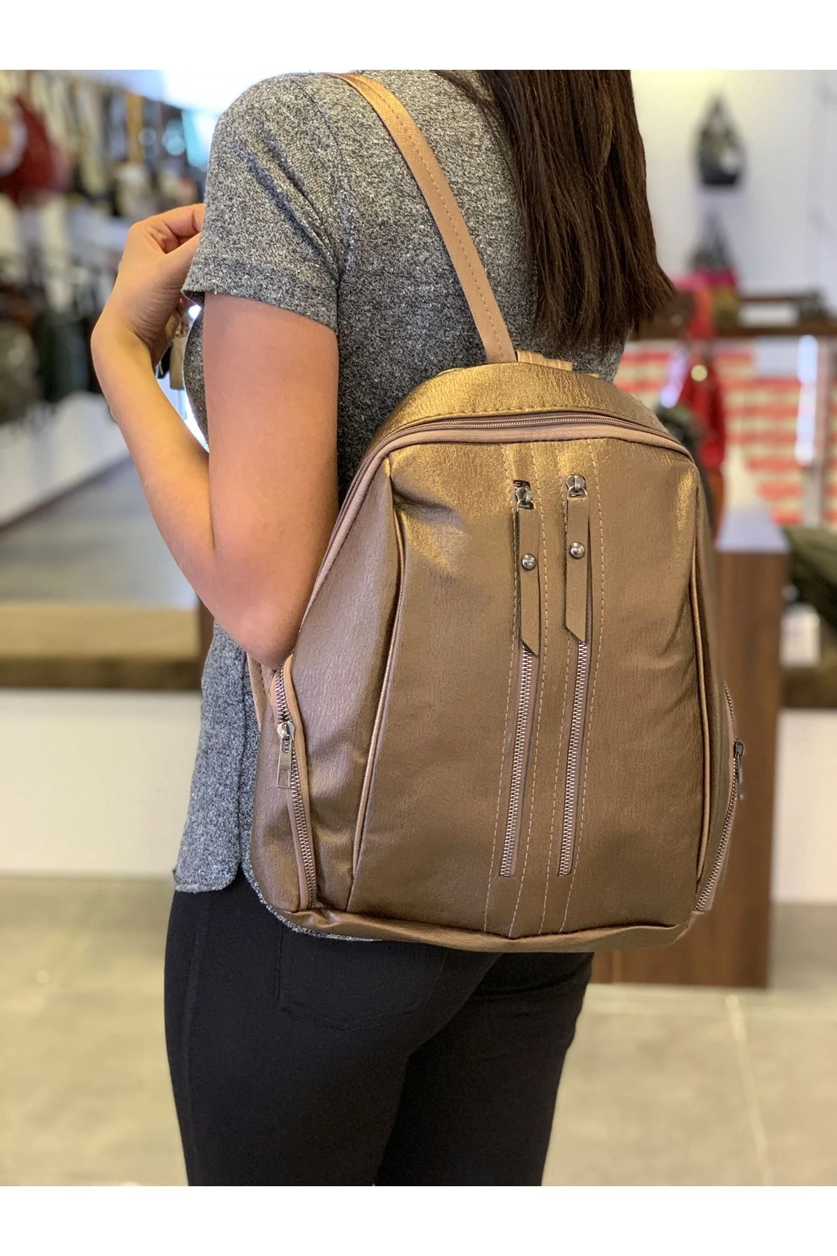 YUMUŞAK DERİ GÖZLÜ BAYAN SIRT ÇANTASI