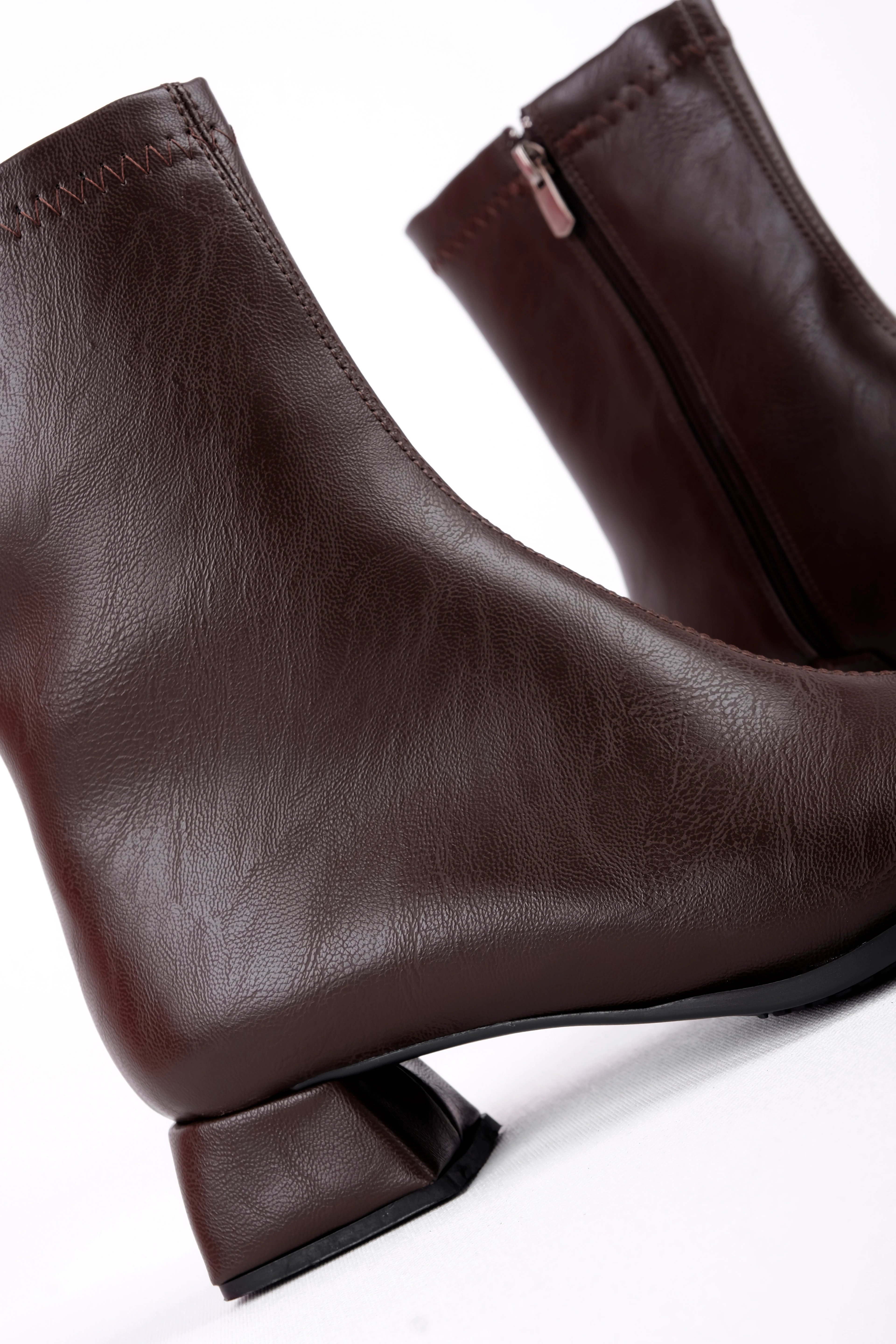 Kaliks KAdın Önünden Dikiş Detaylı Sivri Burun Topuklu Bot (4228)