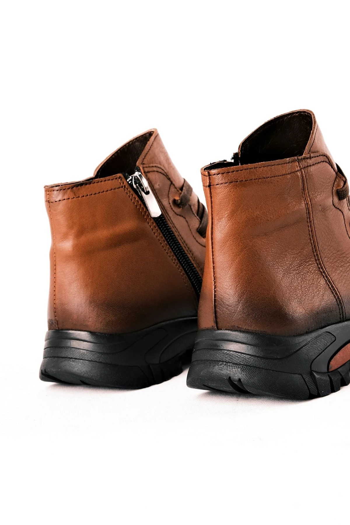 Ella Kadın Hakiki Deri Ön Kısmı Lastik Bağcık Detaylı Fermuarlı Bot B2859