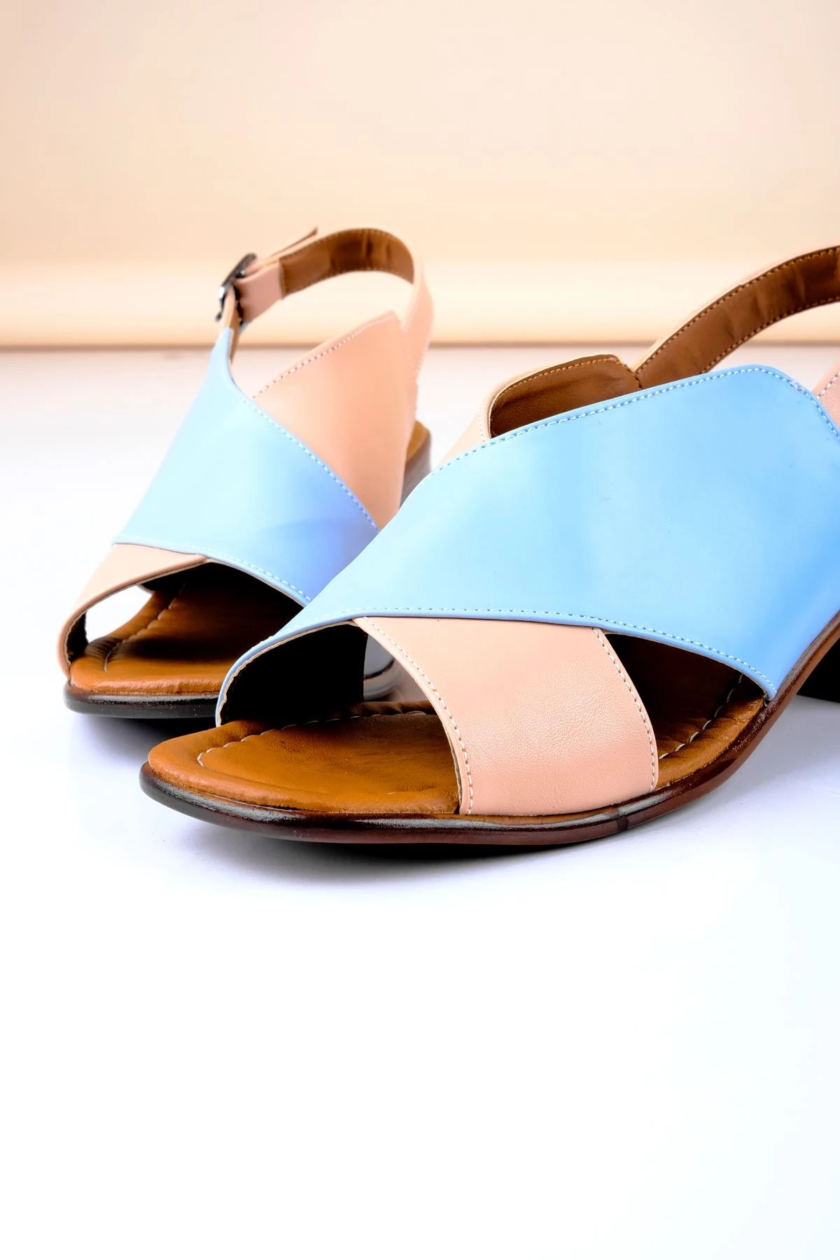 Nagite Kadın Çift Renk Çapraz Detaylı Topuklu Ayakkabı