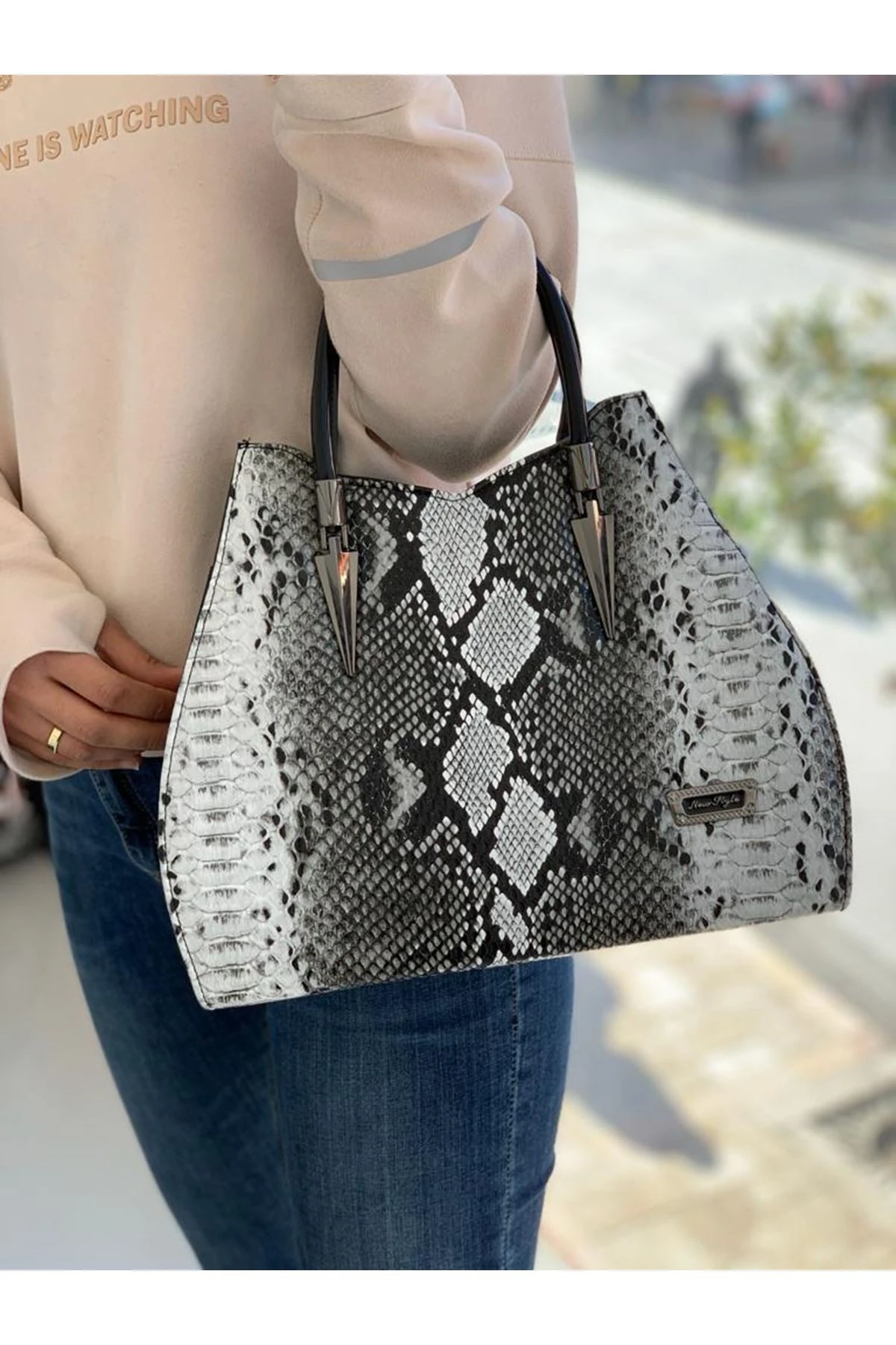 METAL DETAYLI BAYAN EL ÇANTASI