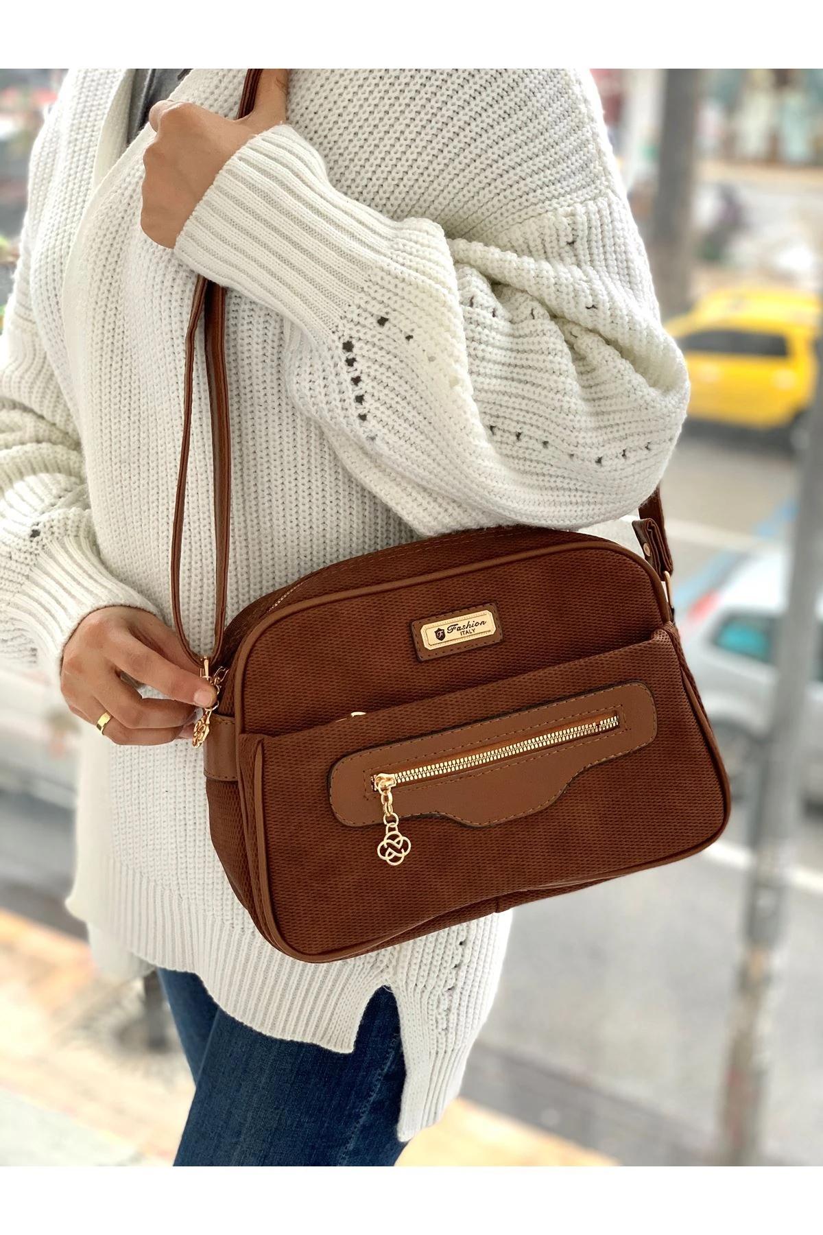 FASHION YAZILI DESENLİ BAYAN ÇAPRAZ ÇANTA