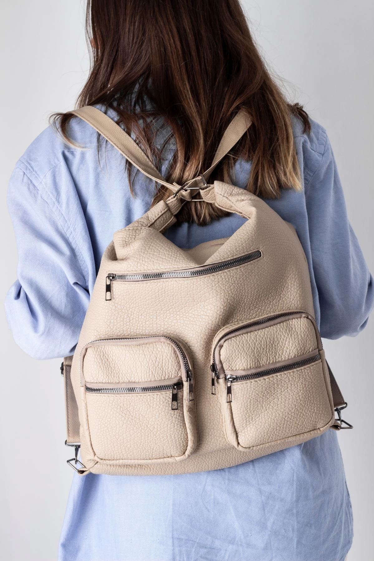 KADIN YUMUŞAK DERİ ÖNDEN FERMUARLI OMUZ ÇANTASI